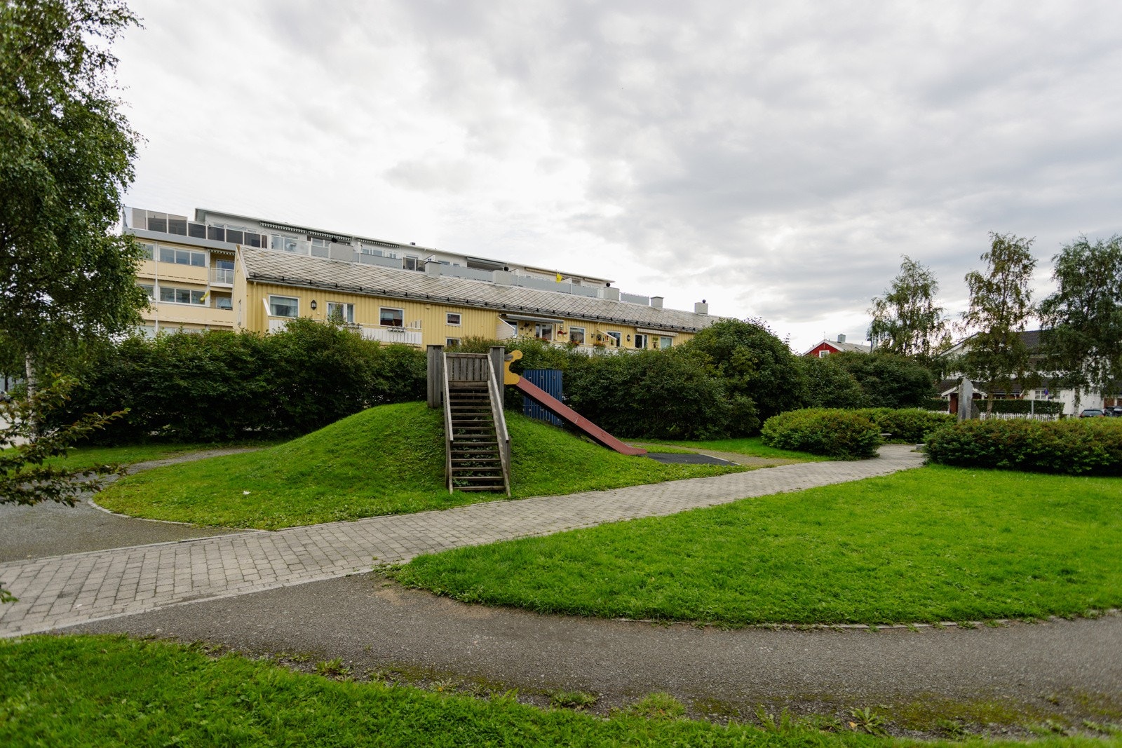 Her er det lekeplass for de små, eller en plass for piknik Galleribilde