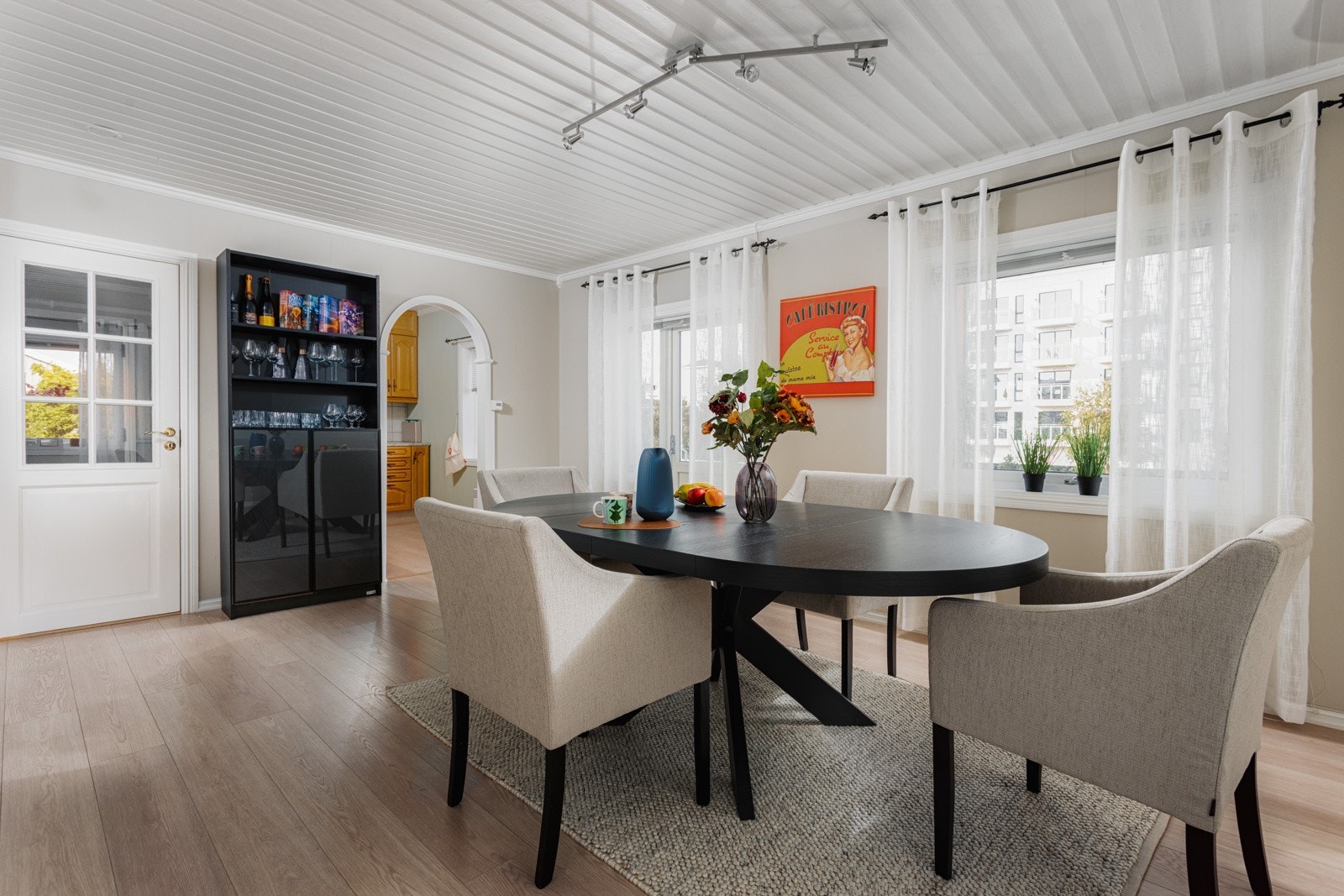 Leiligheten er lys og innbydende med gode lysforhold Galleribilde