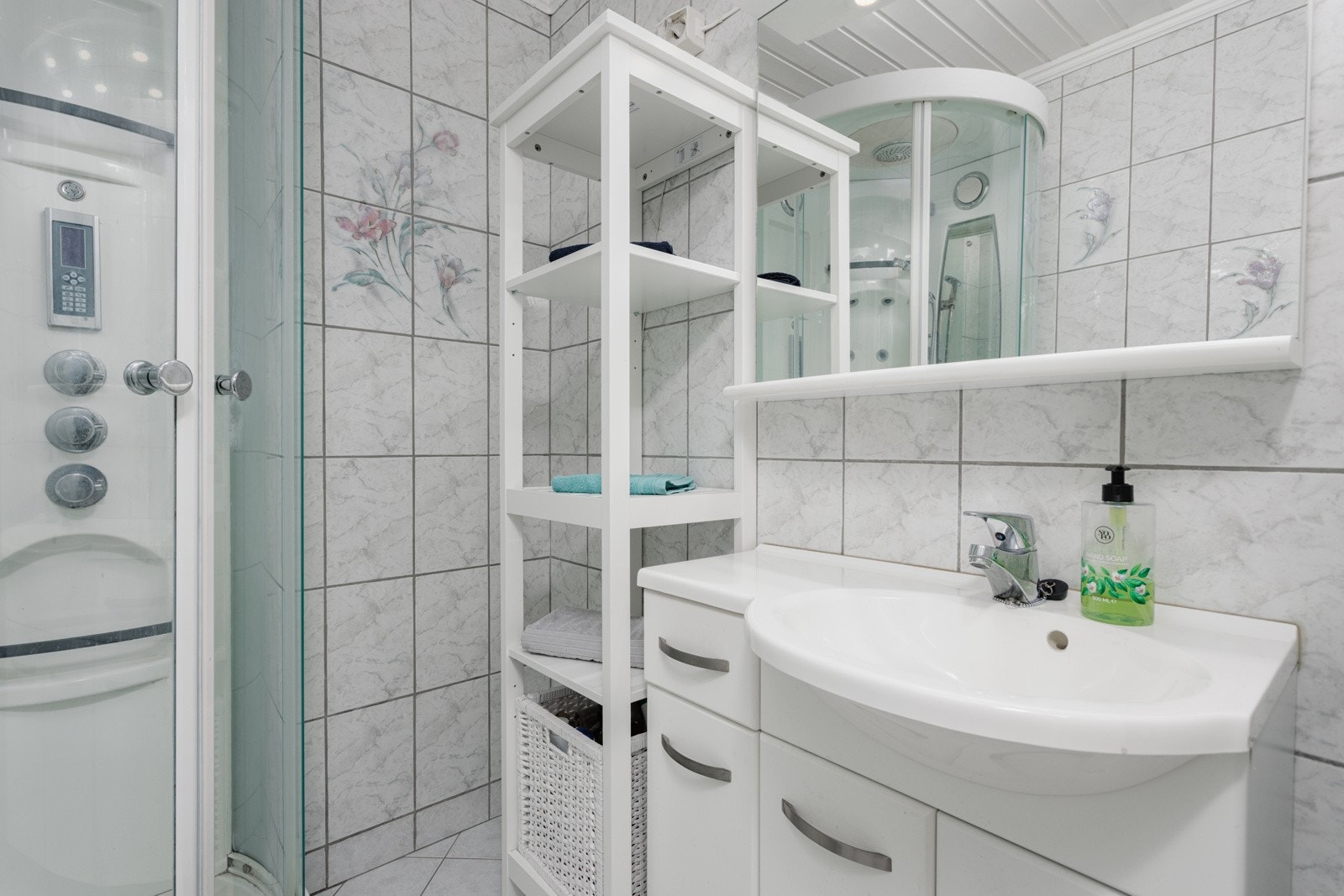 Flislagt bad med varmekabler i gulvet Galleribilde