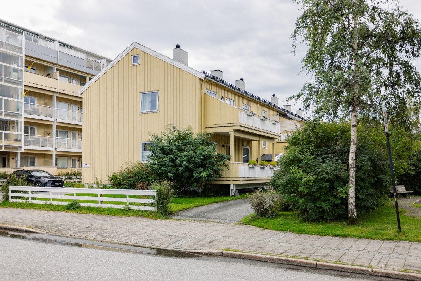 Leiligheten ligger i byggets 2. etasje med balkong mot vest Galleribilde