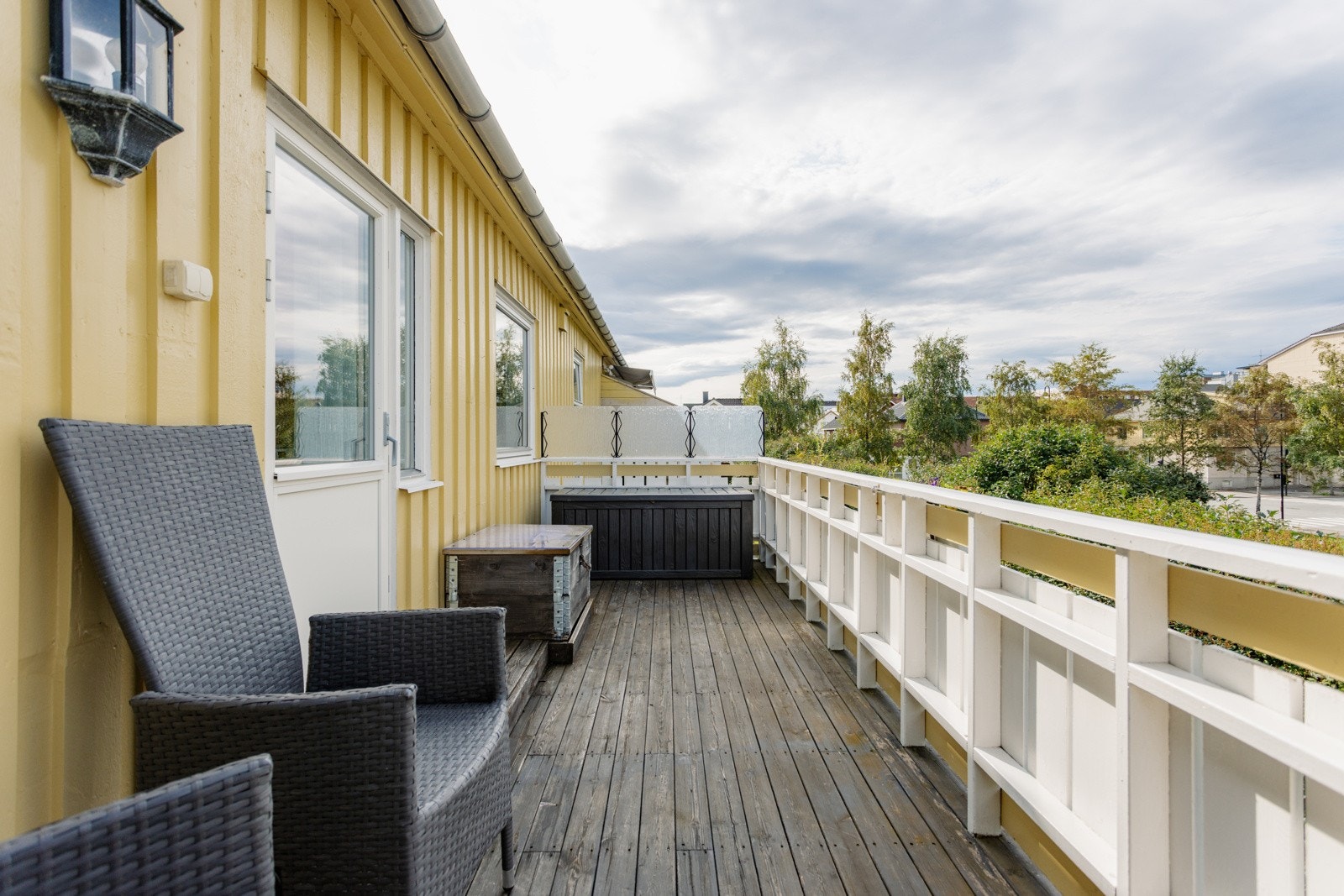 Fra stuen er det utgang til en romslig balkong med fin utsikt og gode solforhold Galleribilde
