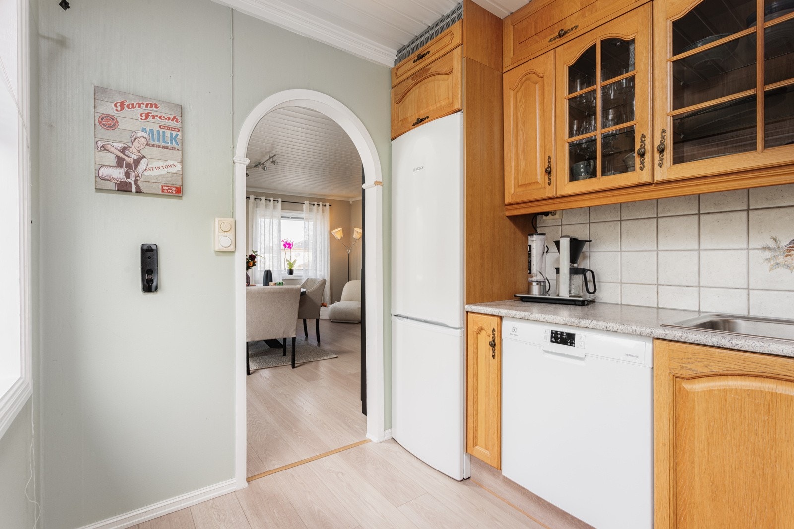 Kjøkkenet er delvis lukket mor resten av stuen Galleribilde