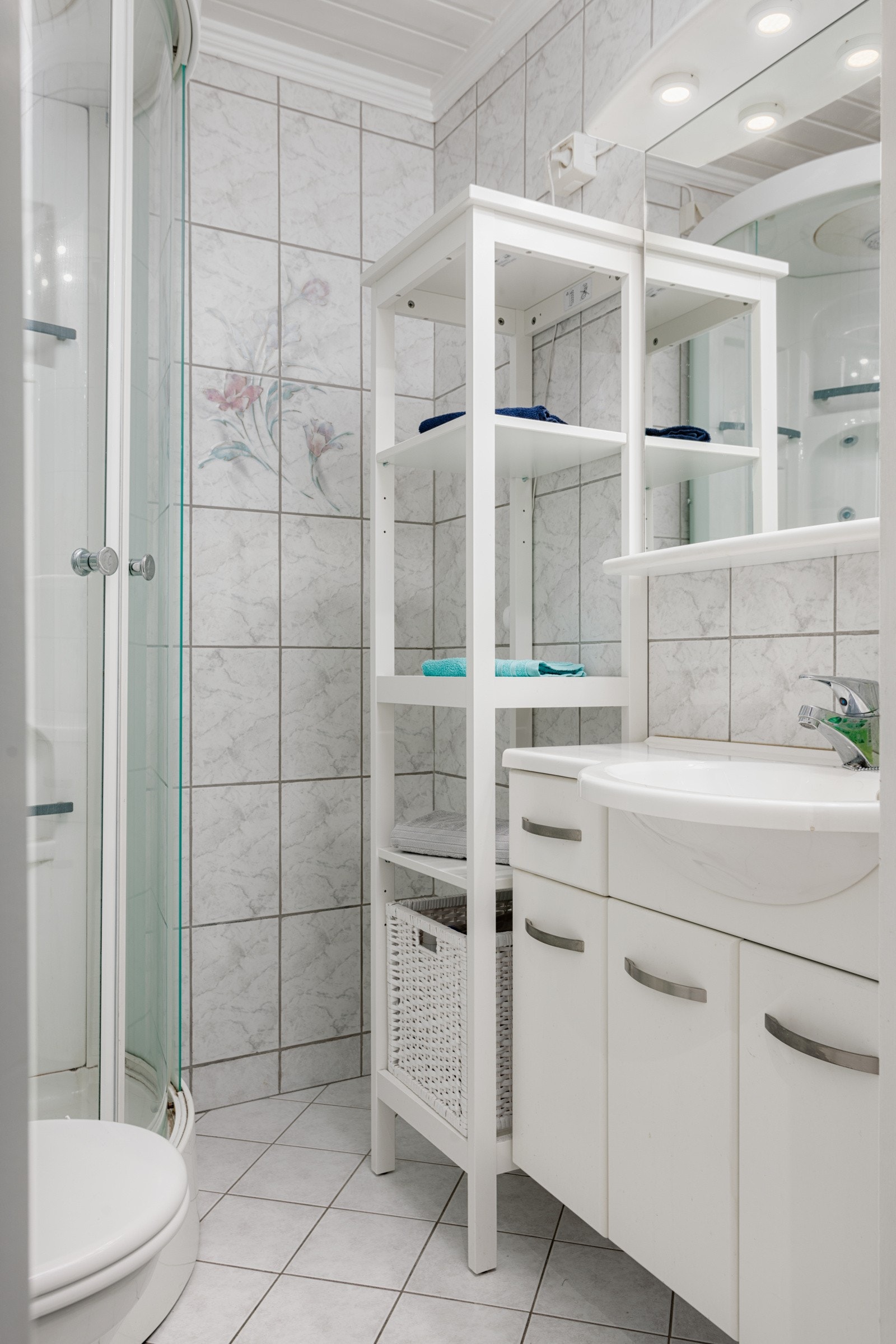 Her er det dusjkabinett, servant og toalett Galleribilde