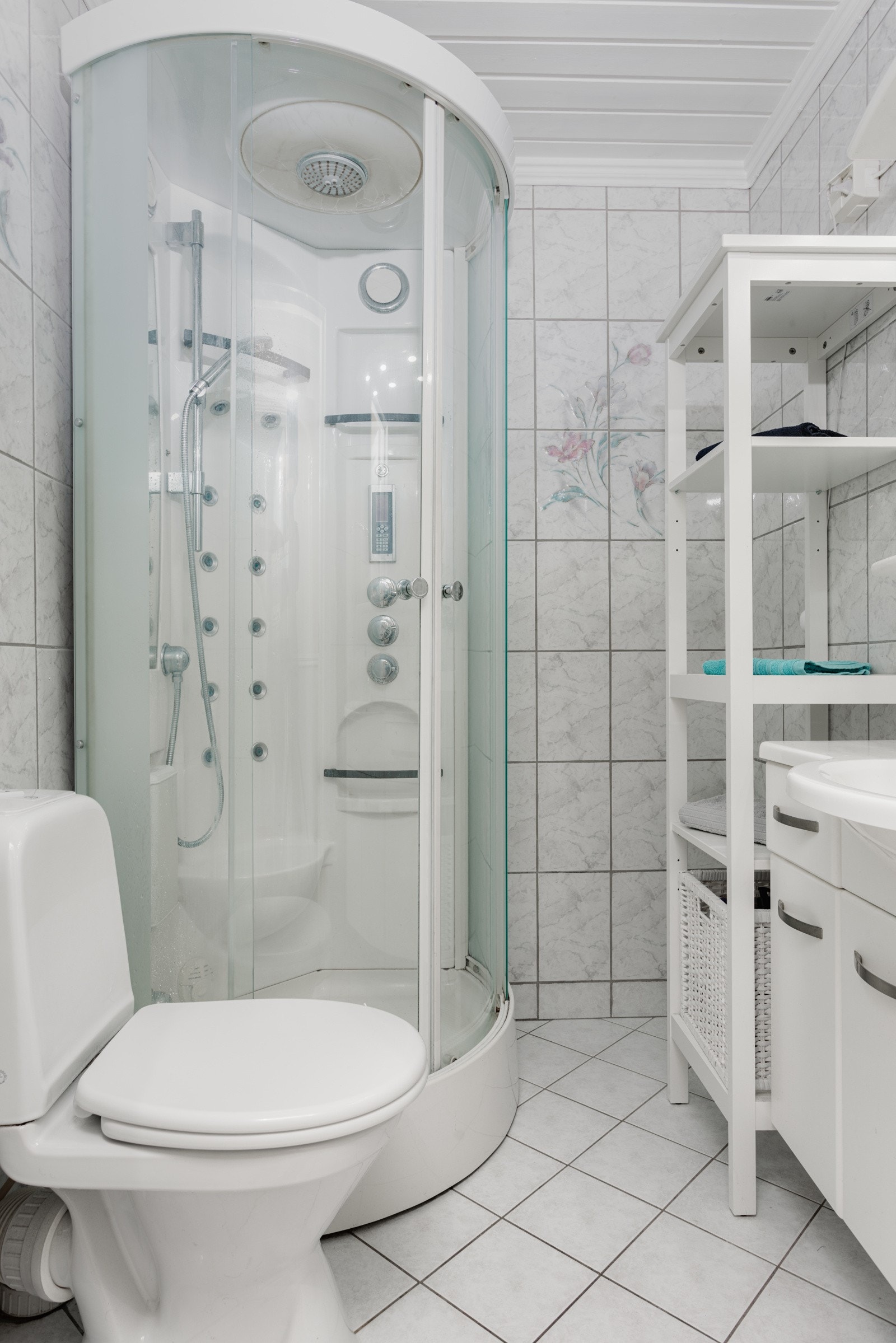 Det er også plass for å sette vaskemaskin i hjørnet - med evt avløp via vasken Galleribilde