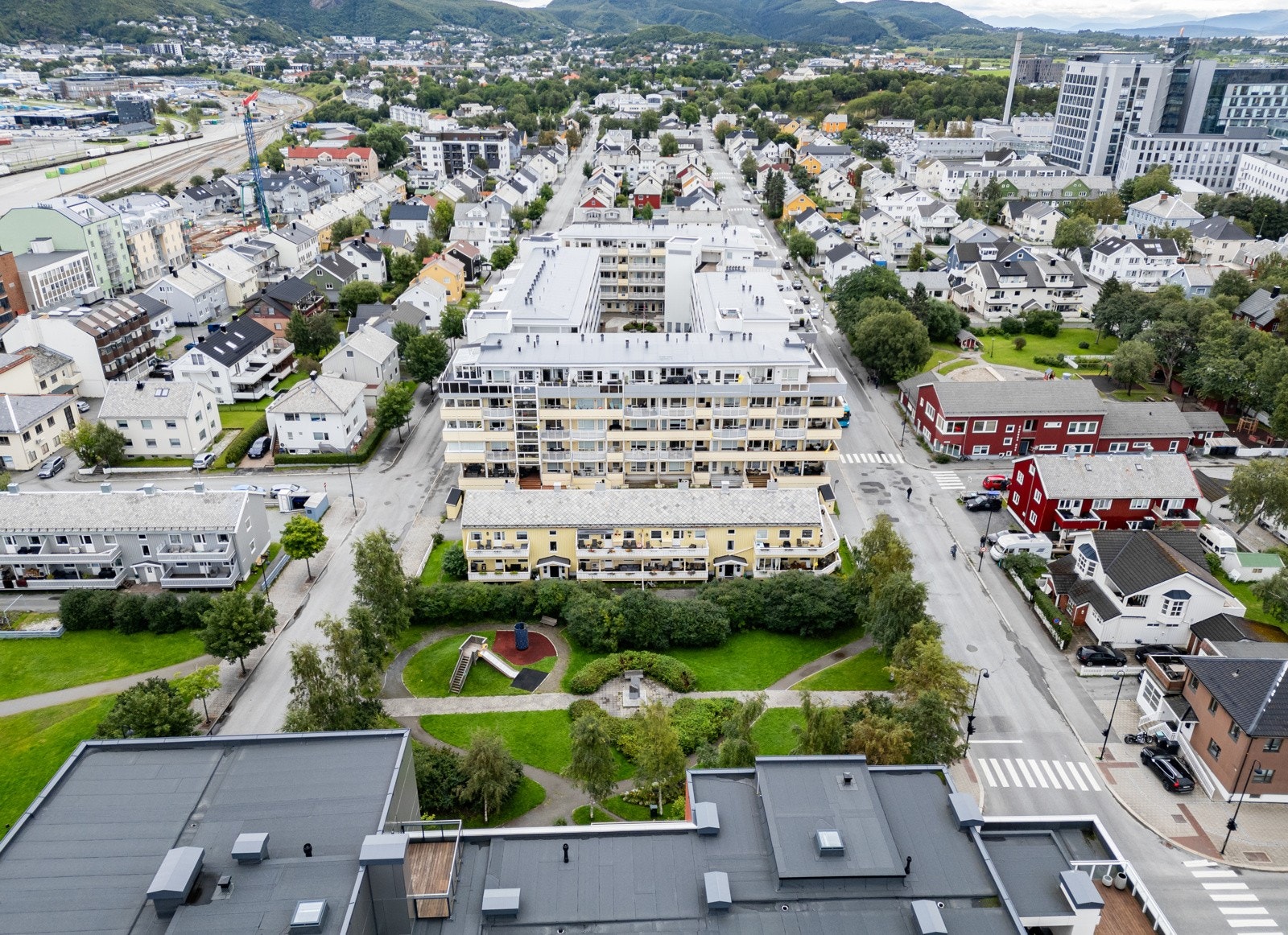 Men her har du veldig kort vei til matbutikker og treningssenter som en av de nærmeste naboene Galleribilde