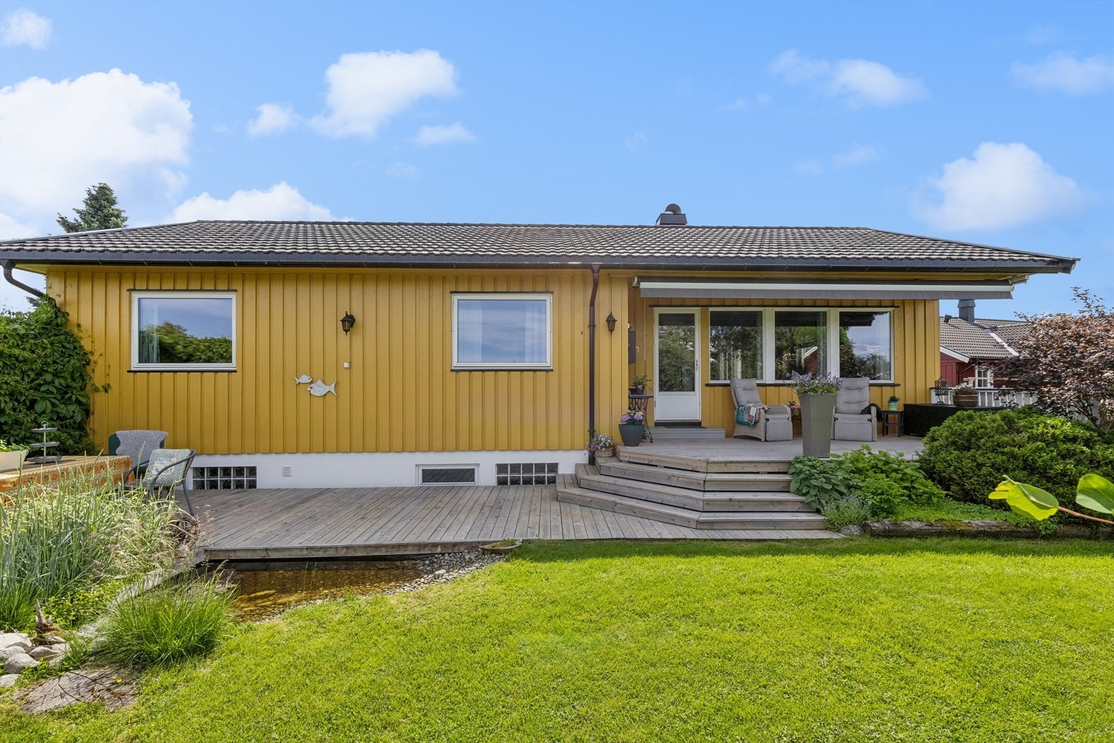 Fra stuen er det direkte tilgang til en stor og solrik terrasse. Galleribilde