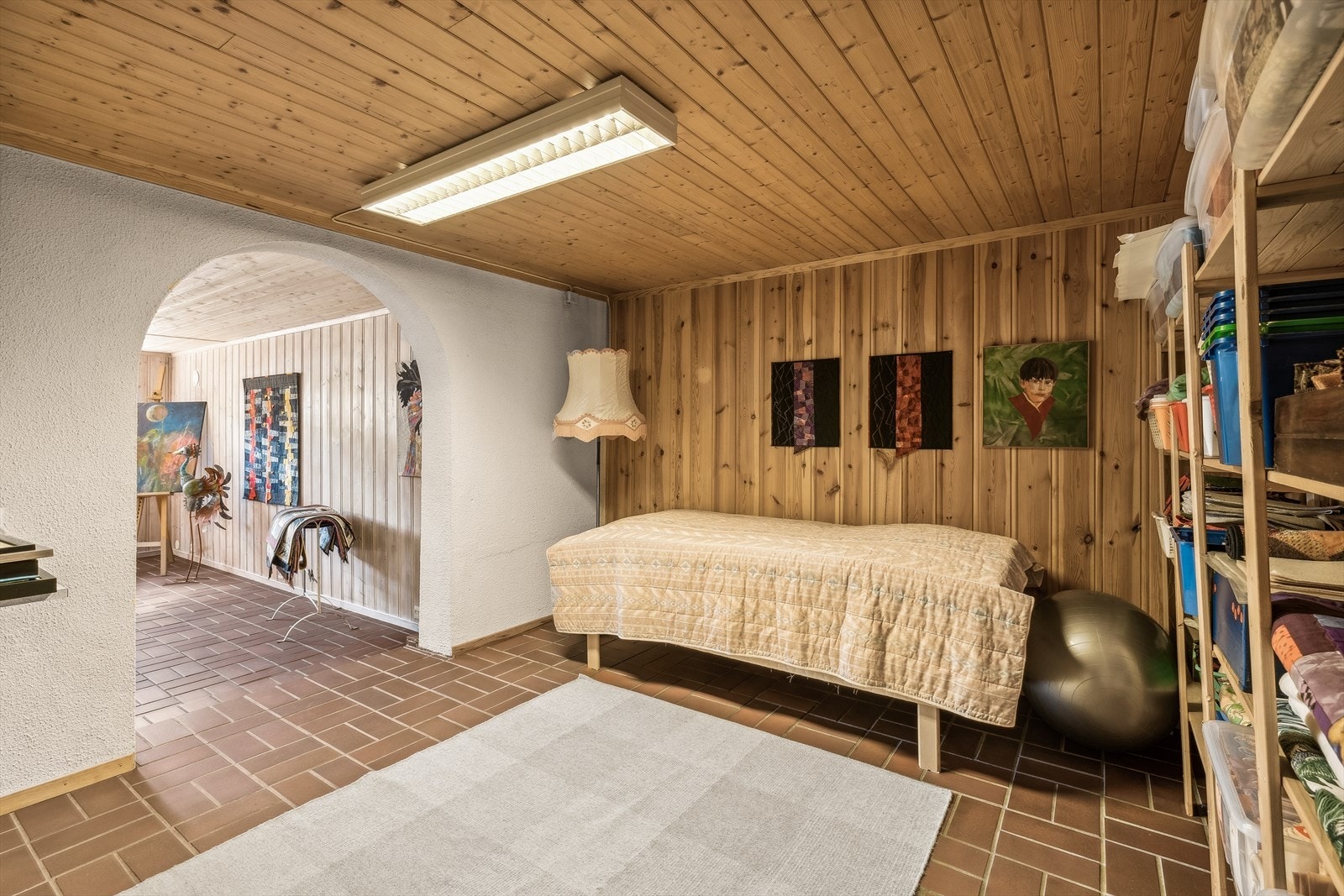 Det er flere praktiske rom med flere bruksmuligheter. Rommet er ikke godkjent for varig opphold/soverom. Galleribilde