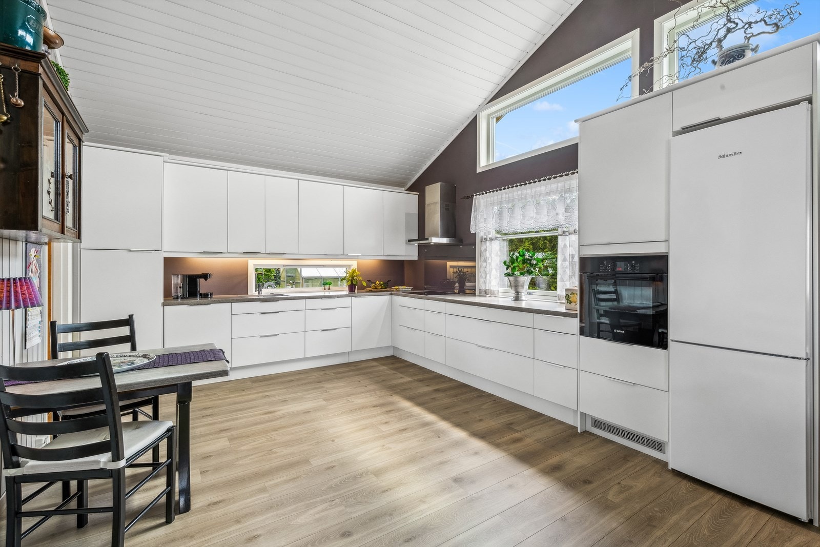 Den tidløse kjøkkeninnredningen har hvite glatte fronter, som gir et lyst og elegant uttrykk og passer perfekt inn i et hvert hjem Galleribilde