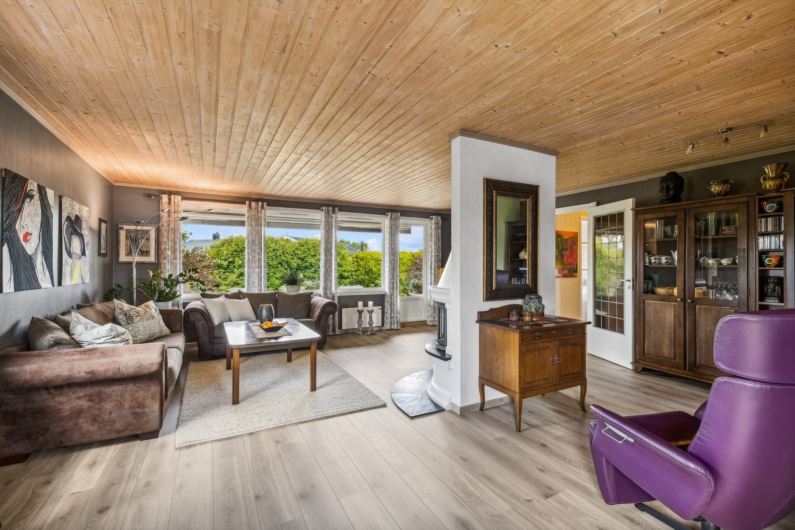 I første etasje finner du en romslig og hyggelig stue, som gir direkte tilgang til en stor og solrik terrasse Galleribilde