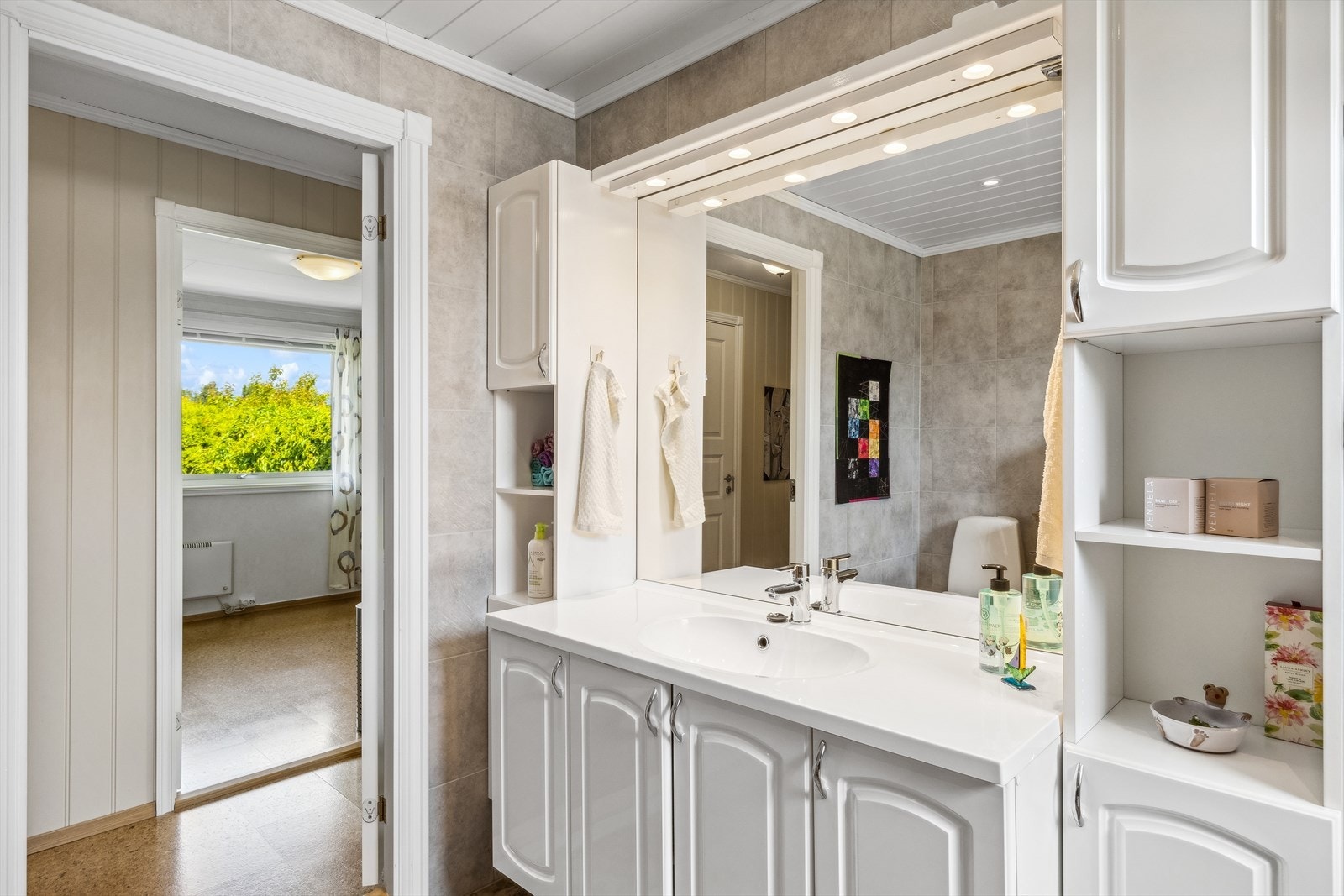 Innredningen består av en stilfull servant med praktisk ett-greps blandebatteri og gulvstående toalett. Romslig badekar med tilhørende dusjgarnityr Galleribilde