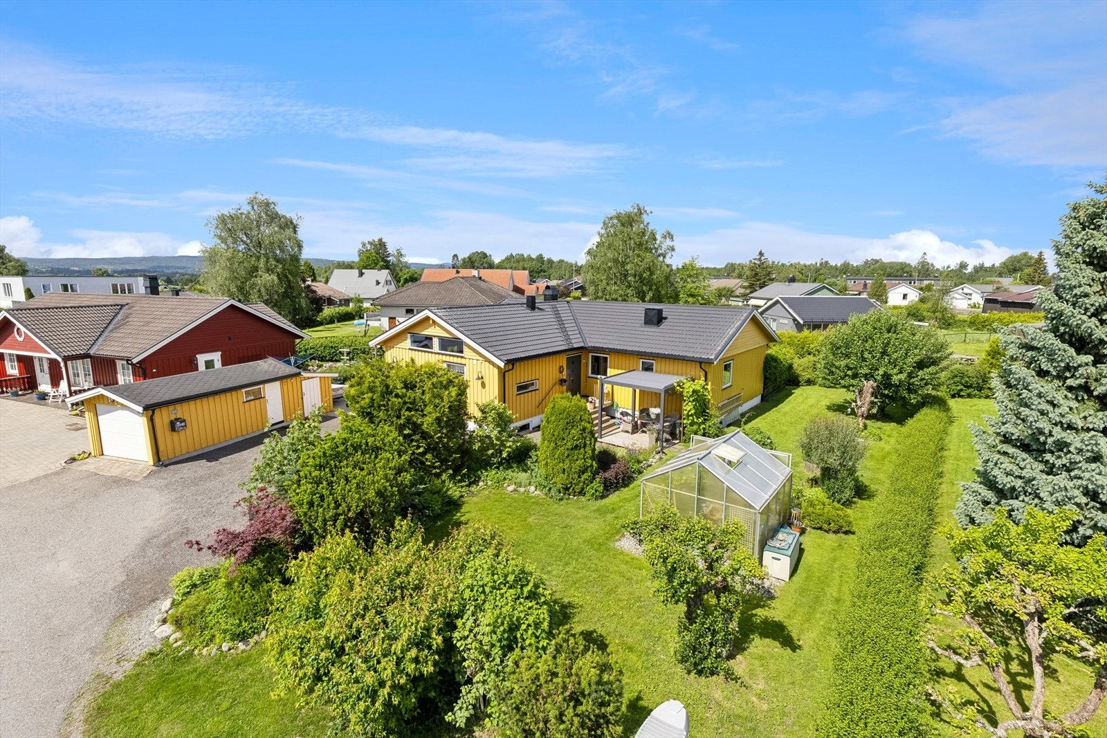 Boligen ligger i et meget barnevennlig og attraktivt område på Kløfta i Ullensaker kommune. Galleribilde