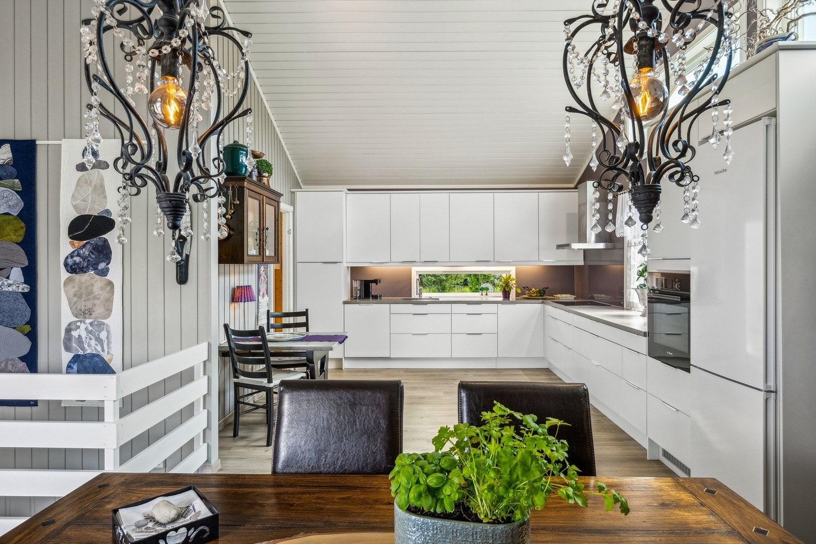 Benkeplaten i laminat er robust og slitesterk, og integrerer en praktisk stålkum Galleribilde