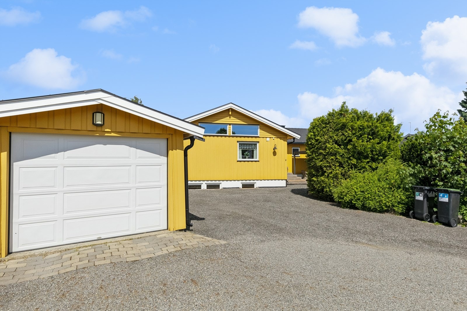 Parkering i enkeltgarasje ellers god plass på gruset innkjørsel. Galleribilde