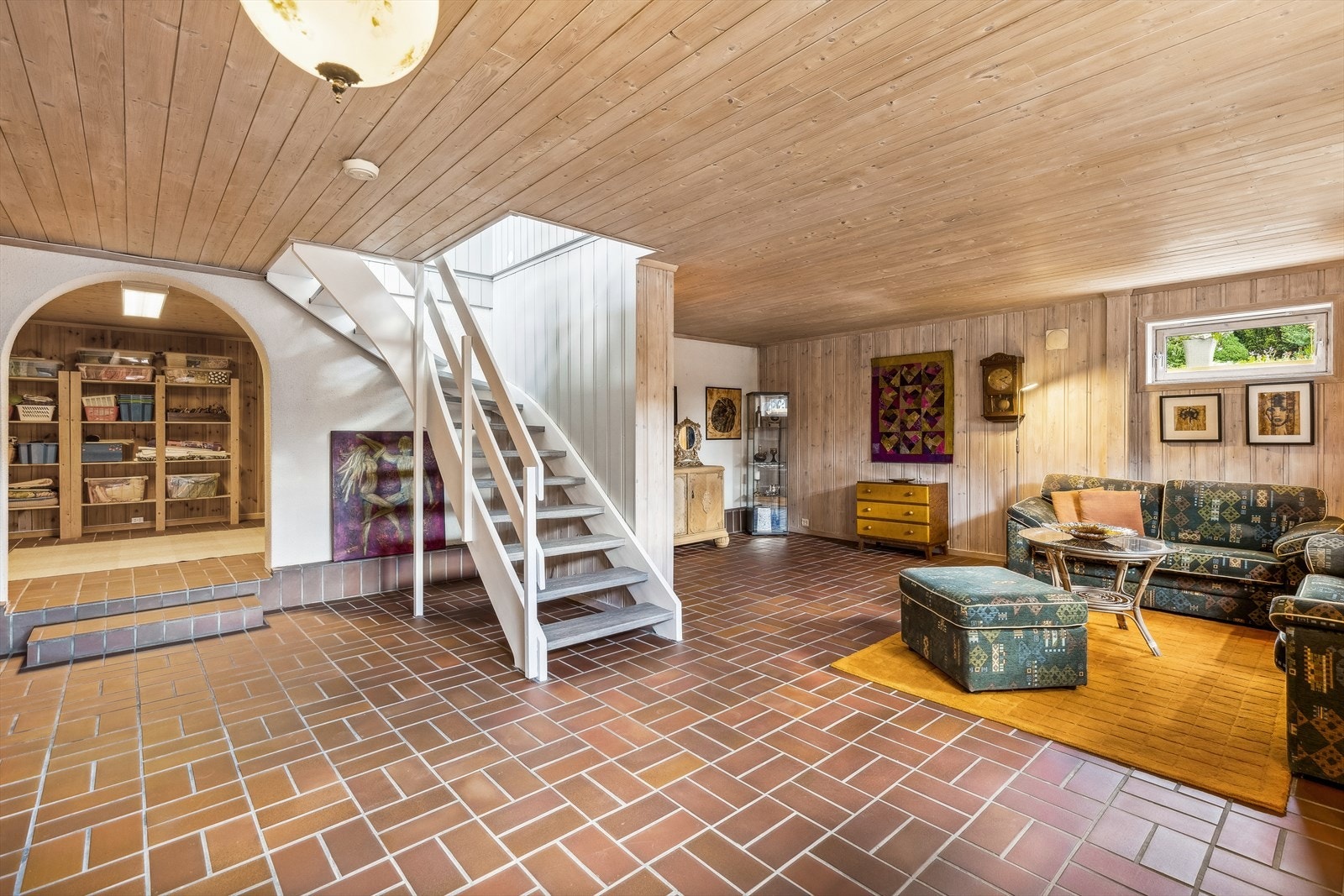 Denne stuen er ypperlig tilrettelagt for ungdommen som ønsker sitt eget sted, eller kan innredes som en morsom lekestue for de yngre barna Galleribilde