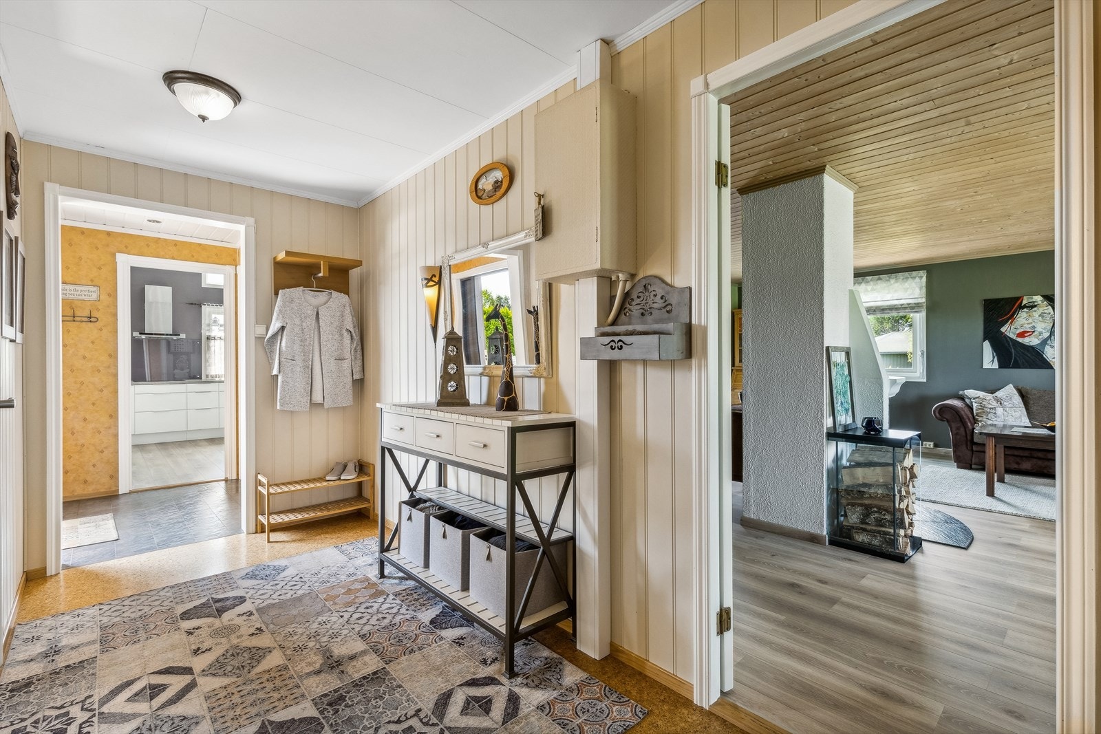 Her har du har god plass til å henge fra deg yttertøy og sko Galleribilde