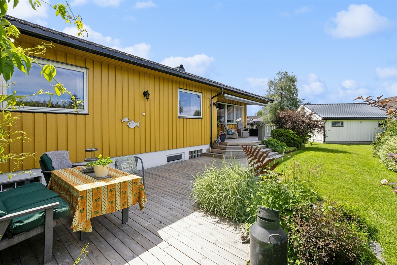 Terrassen ligger usjenert til med sol fra tidlig ettermiddag. Galleribilde