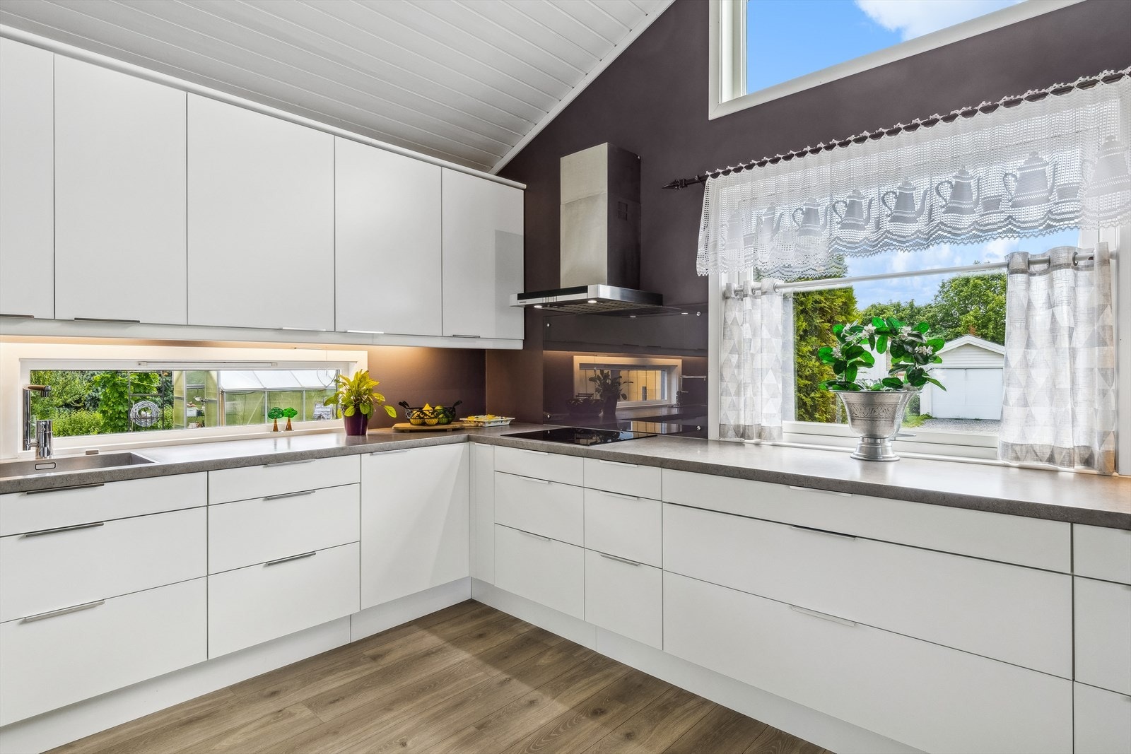 Over benken finner du malte flater som gir et delikat preg og en sømløs overflate, som samtidig er lett å holde ren Galleribilde