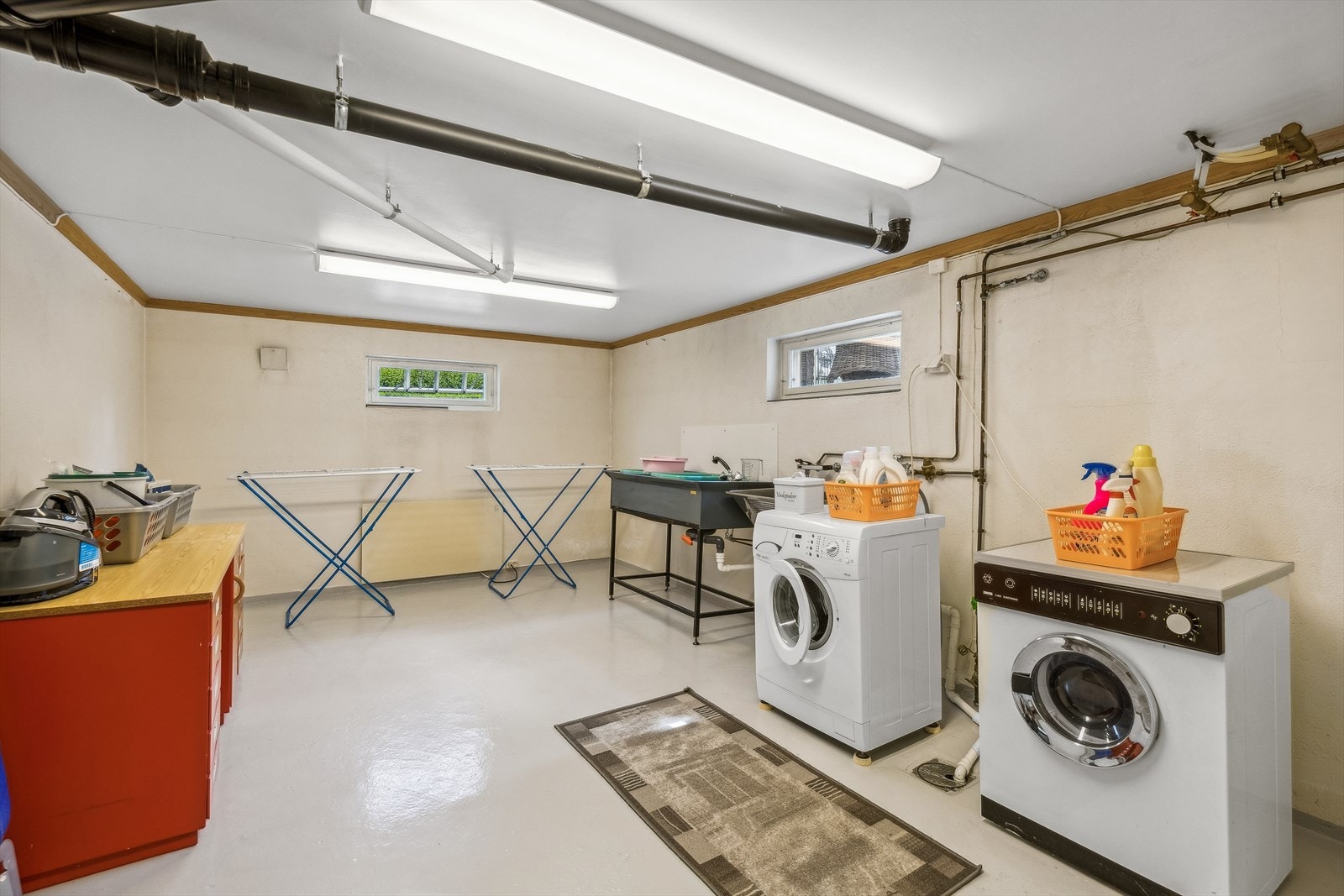 Det er eget stort, praktisk vaskerom med enkel innredning Galleribilde