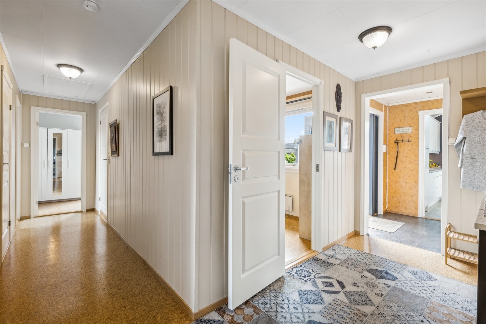 Inn i boligen kommer du til en hyggelig entré med tilhørende vindfang. Galleribilde