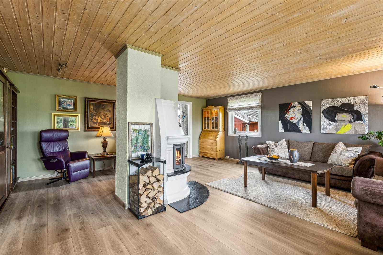 Peisen gir en varm og koselig atmosfære, perfekt for hygge med familie og venner på kalde kvelder Galleribilde