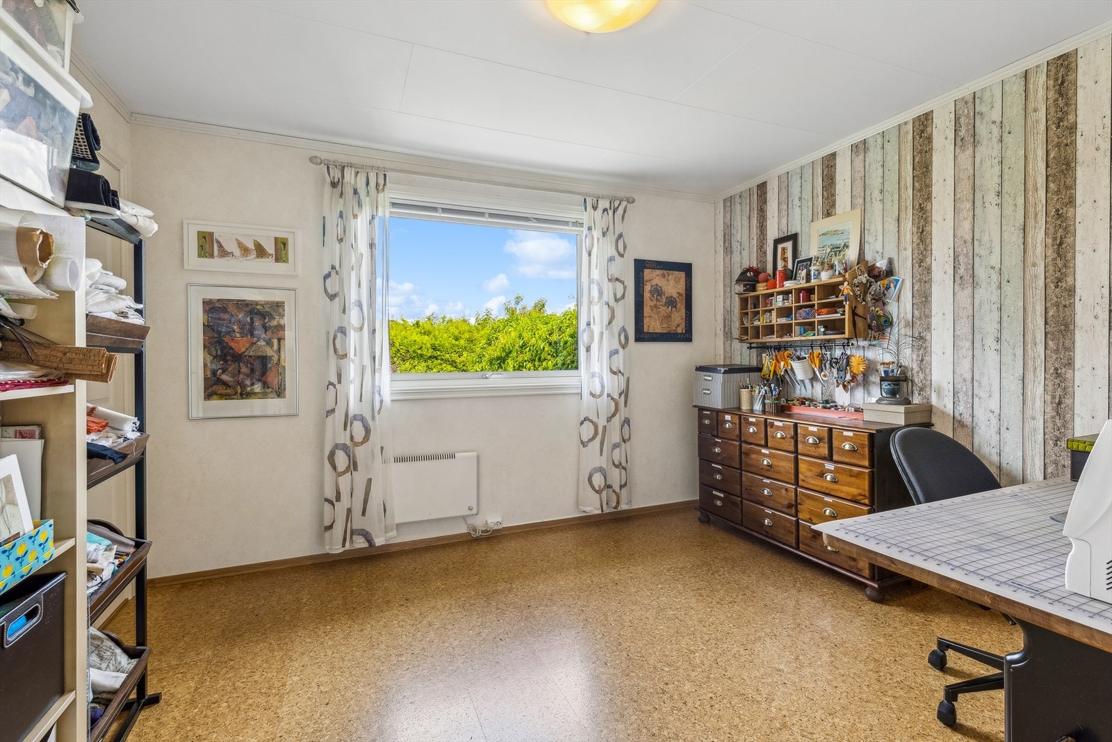 Store vindusflater sikrer rikelig med naturlig lys, og skaper lyse og trivelige rom Galleribilde