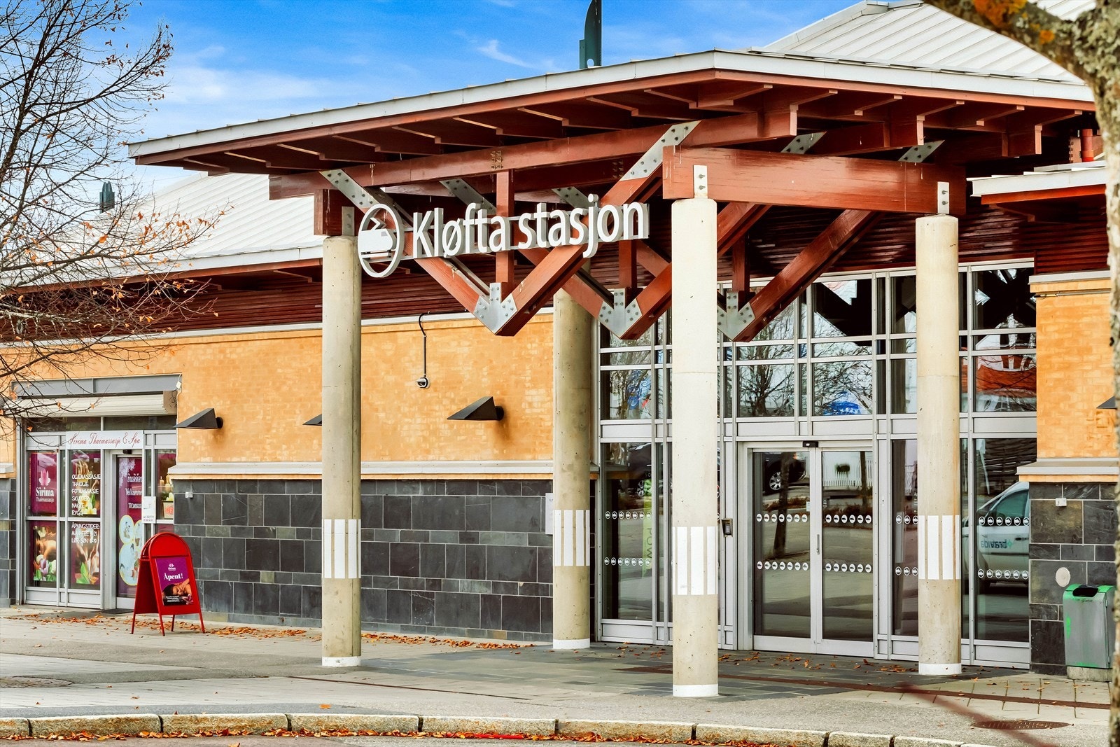 Området gir mulighet for offentlig kommunikasjon via buss og tog. Kløfta stasjon ligger 4 minutter unna. Galleribilde