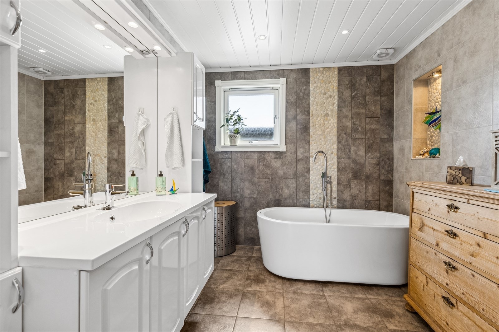 Boligen har 2 bad, hvorav et av dem ble pusset opp i 2011 Galleribilde