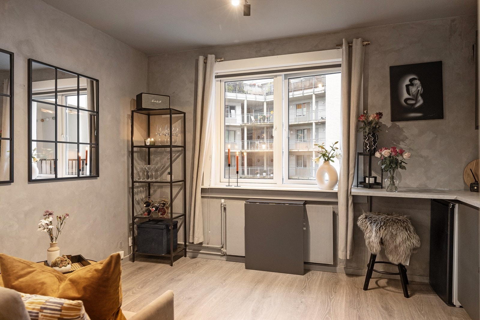 Leiligheten fremstår som innbydende med god standard og moderne preg. Galleribilde