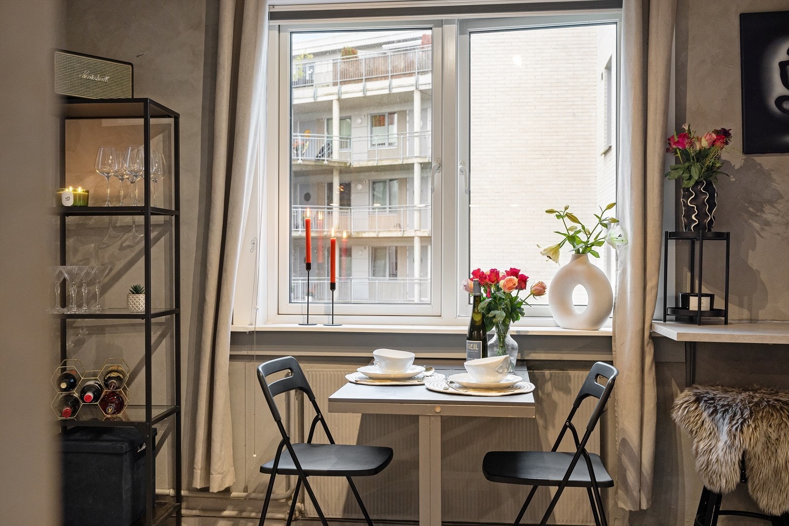 Leiligheten ble malt i tidsriktige og moderne farger i 2019. Galleribilde