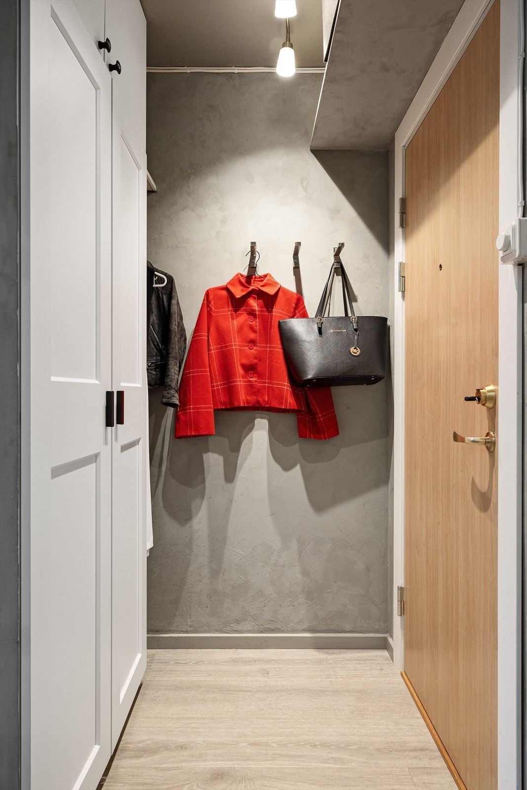 I entré kan du enkelt henge i fra deg yttertøy og sko i praktisk garderobeskap. Galleribilde