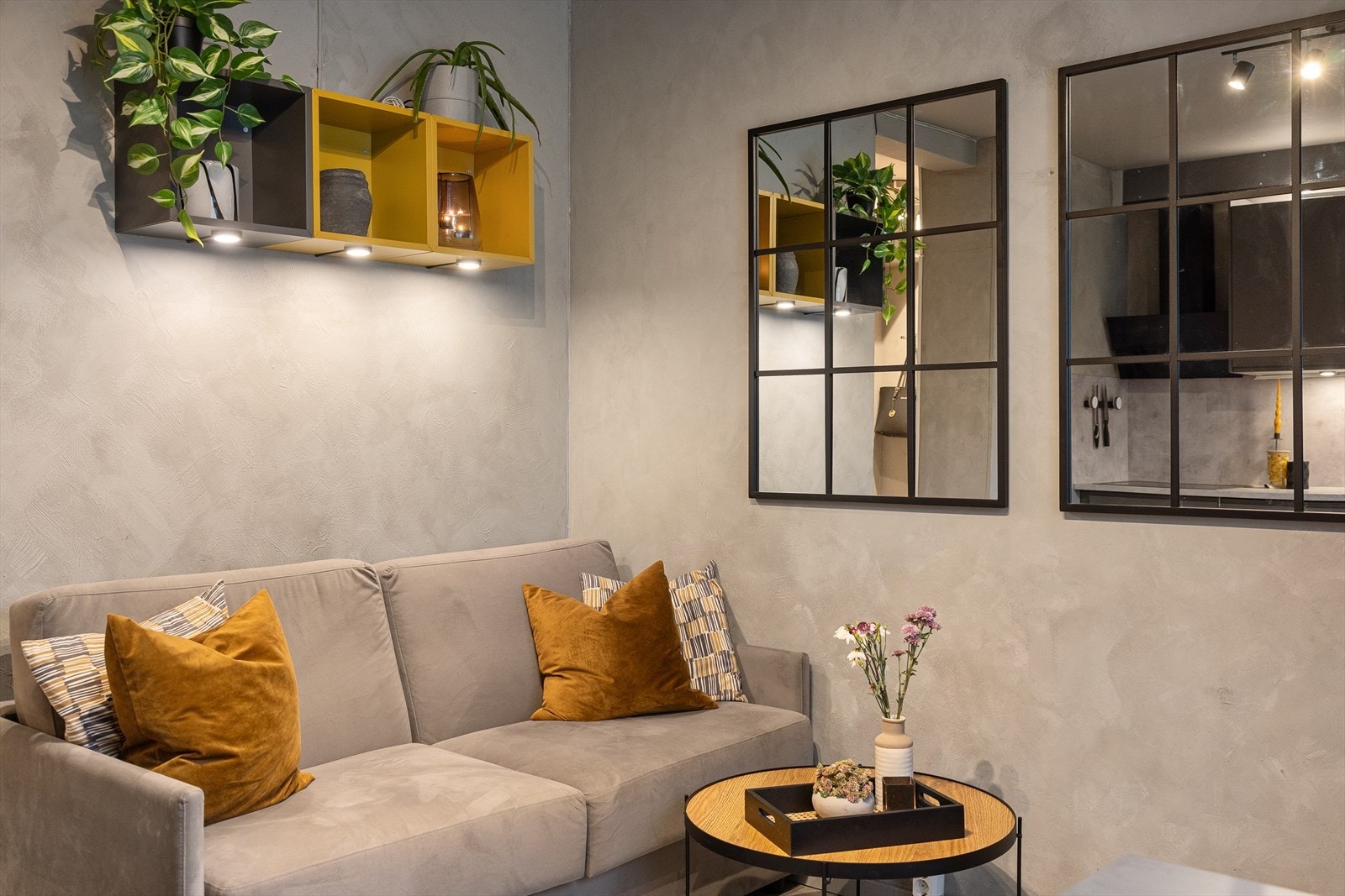 I stuen kan du enkelt innrede med en sofa og et lite, hyggelig spisebord. Galleribilde