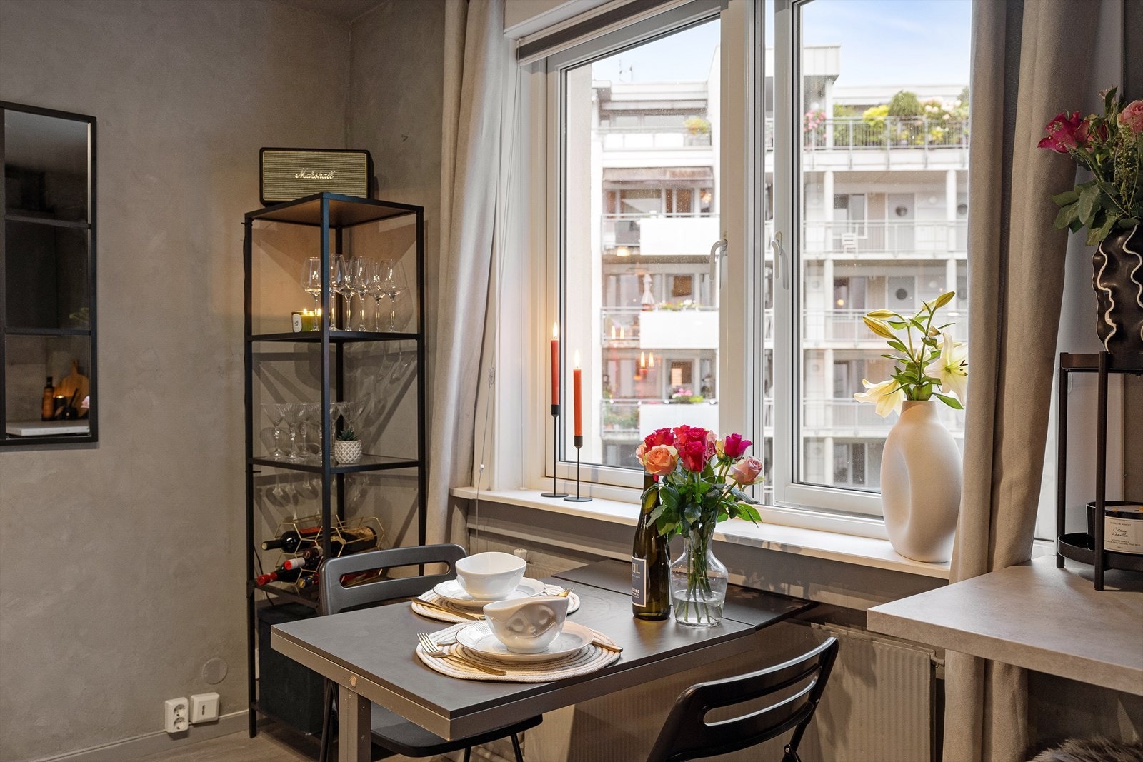 Den gode takhøyden gir en særdeles lys og luftig atmosfære. Galleribilde