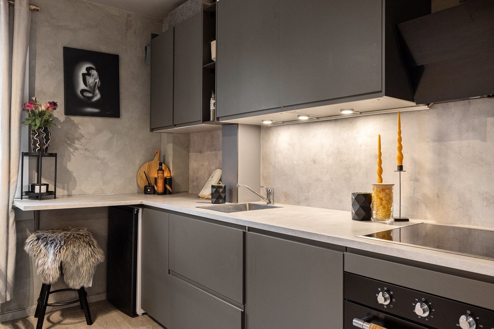 Med rikelig skap- og benkeplass blir matlagingen en fryd! Galleribilde