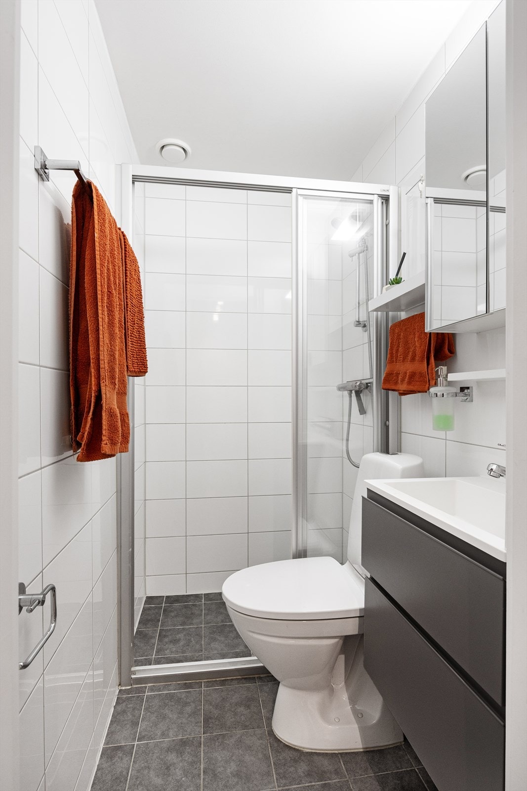 Delikat flislagt baderom fra 2014 med varmekabler i gulvet. Galleribilde