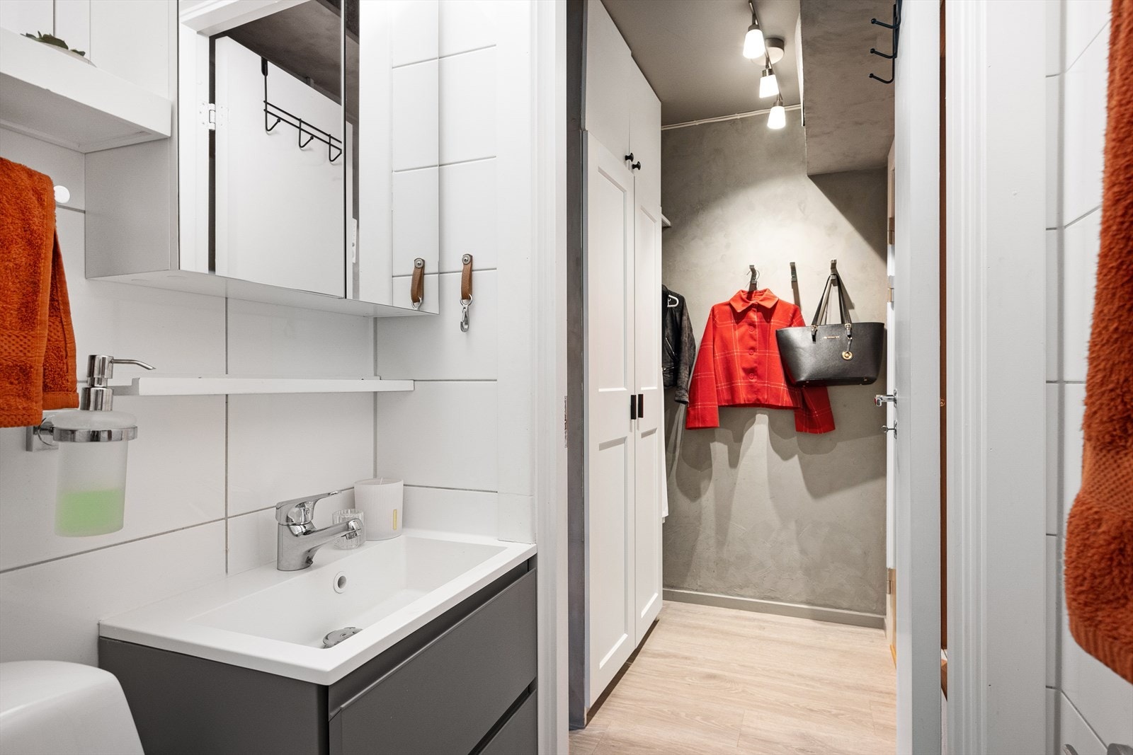 Badet inkluderer WC, dusjplass, servant med ettgreps blandebatteri, samt innredning. Galleribilde