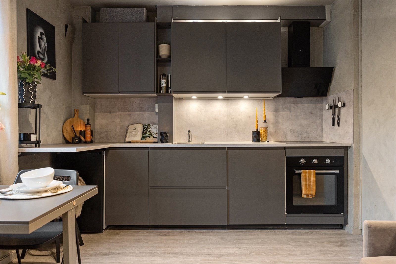 Leiligheten byr på et lekkert og stilrent kjøkken fra 2019. Galleribilde