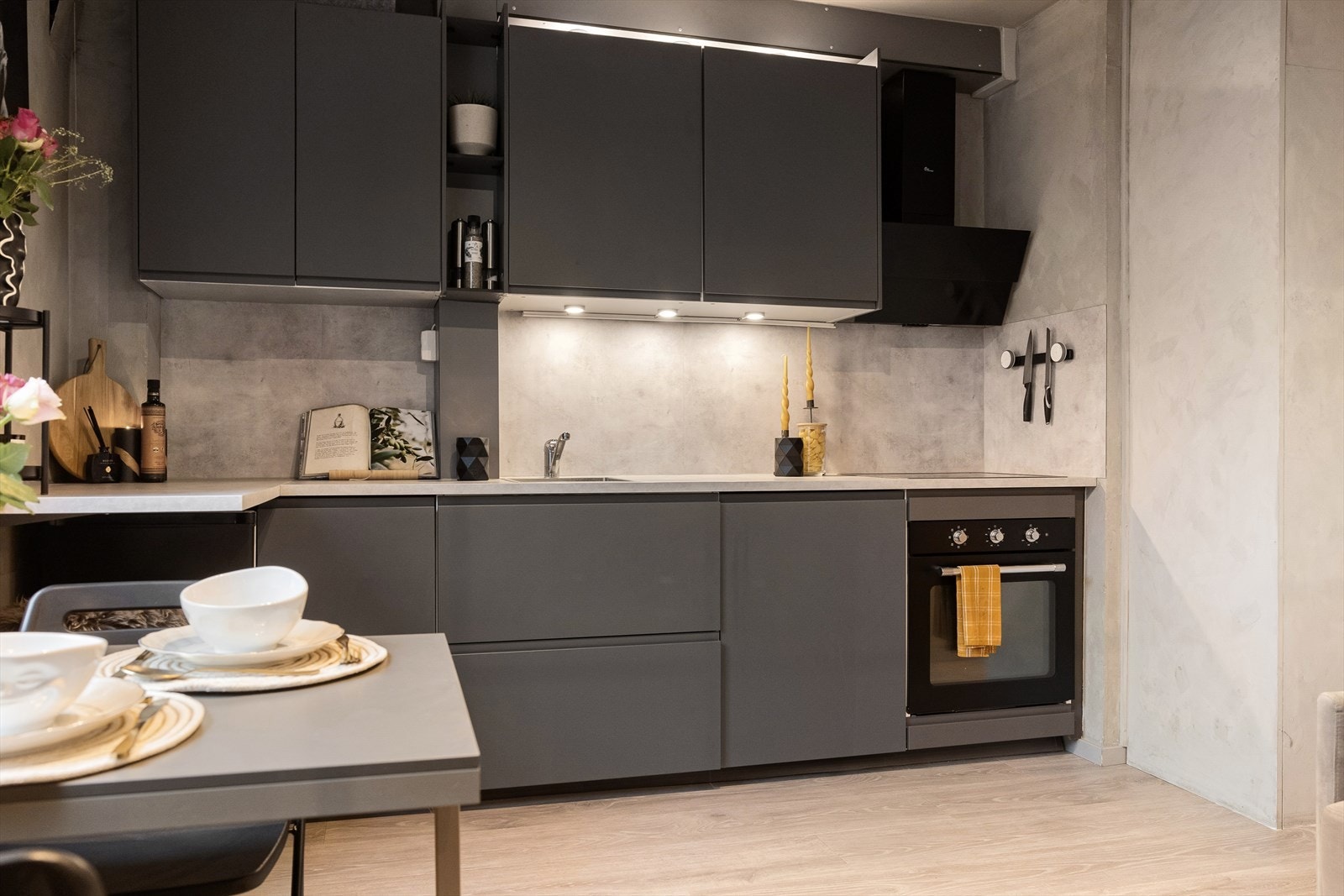 Det er også integrert kjøleskap og oppvaskmaskin. Galleribilde