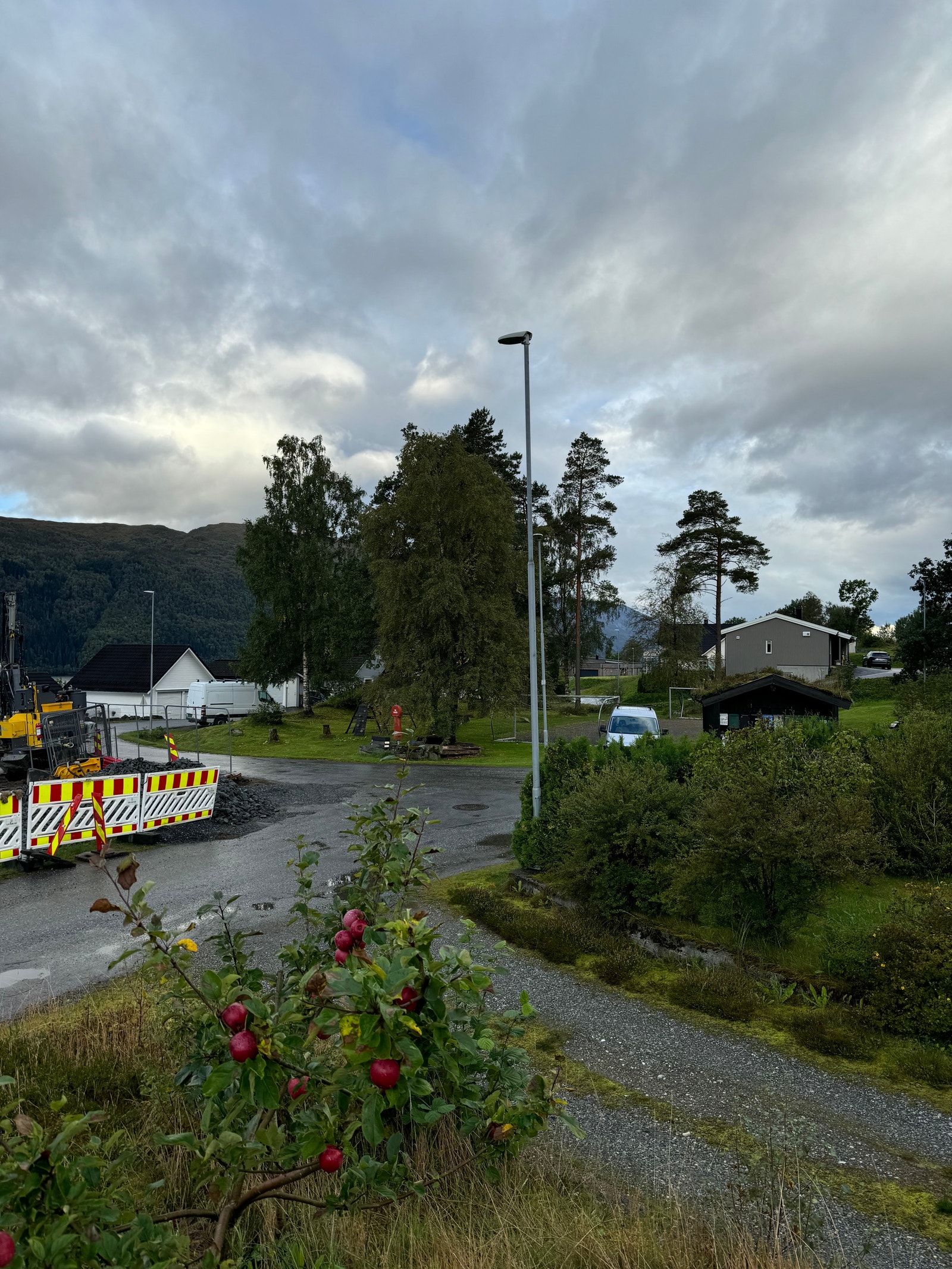Kun eit steinkast til leikeplassen! Galleribilde