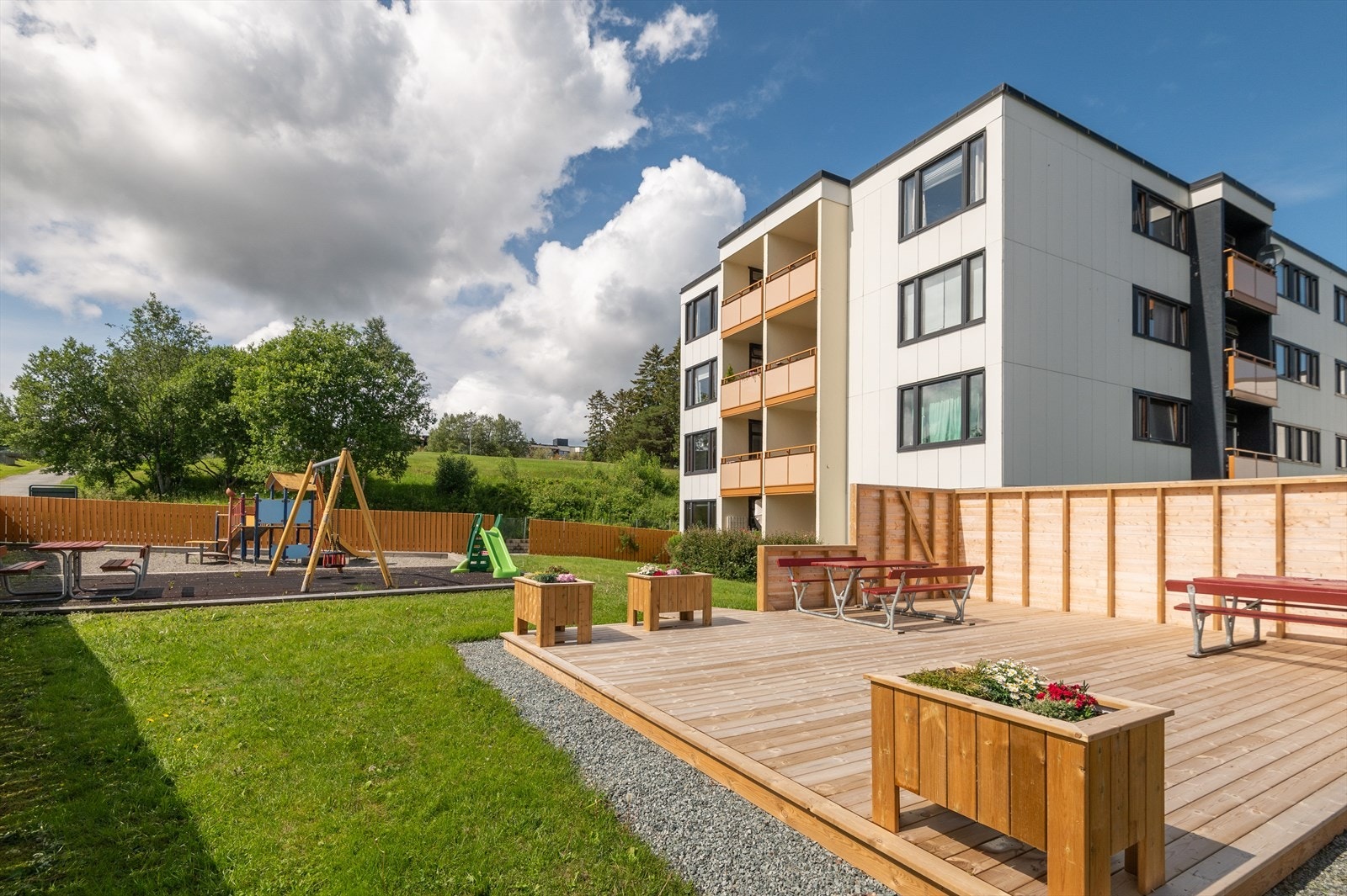 Solterrasse og lekeplass på tunet. Galleribilde
