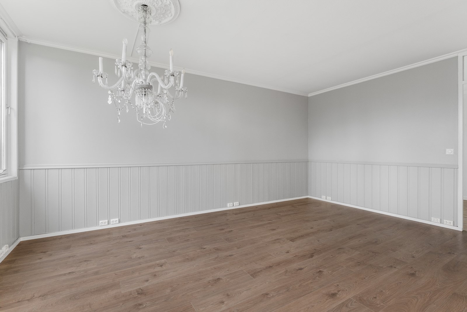 Romslig stue med plass for både salong, spisestue og tv møblement. Galleribilde