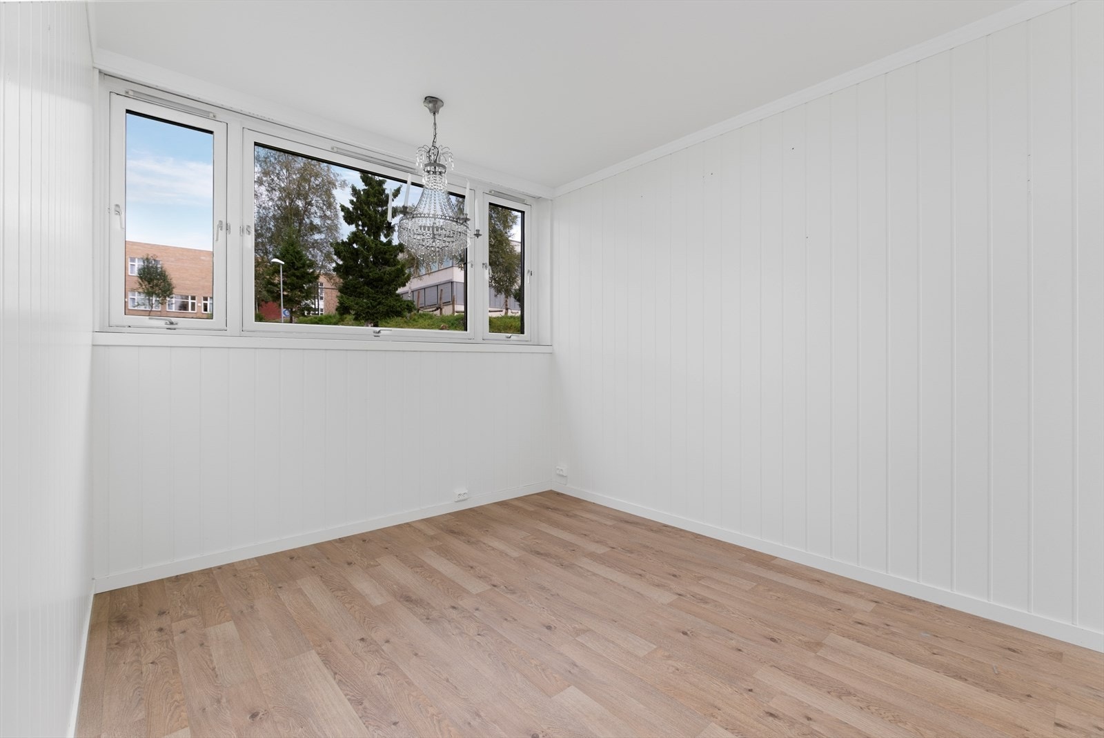 Soverom har plass for dobbeltseng og tilhørende møblment. Galleribilde