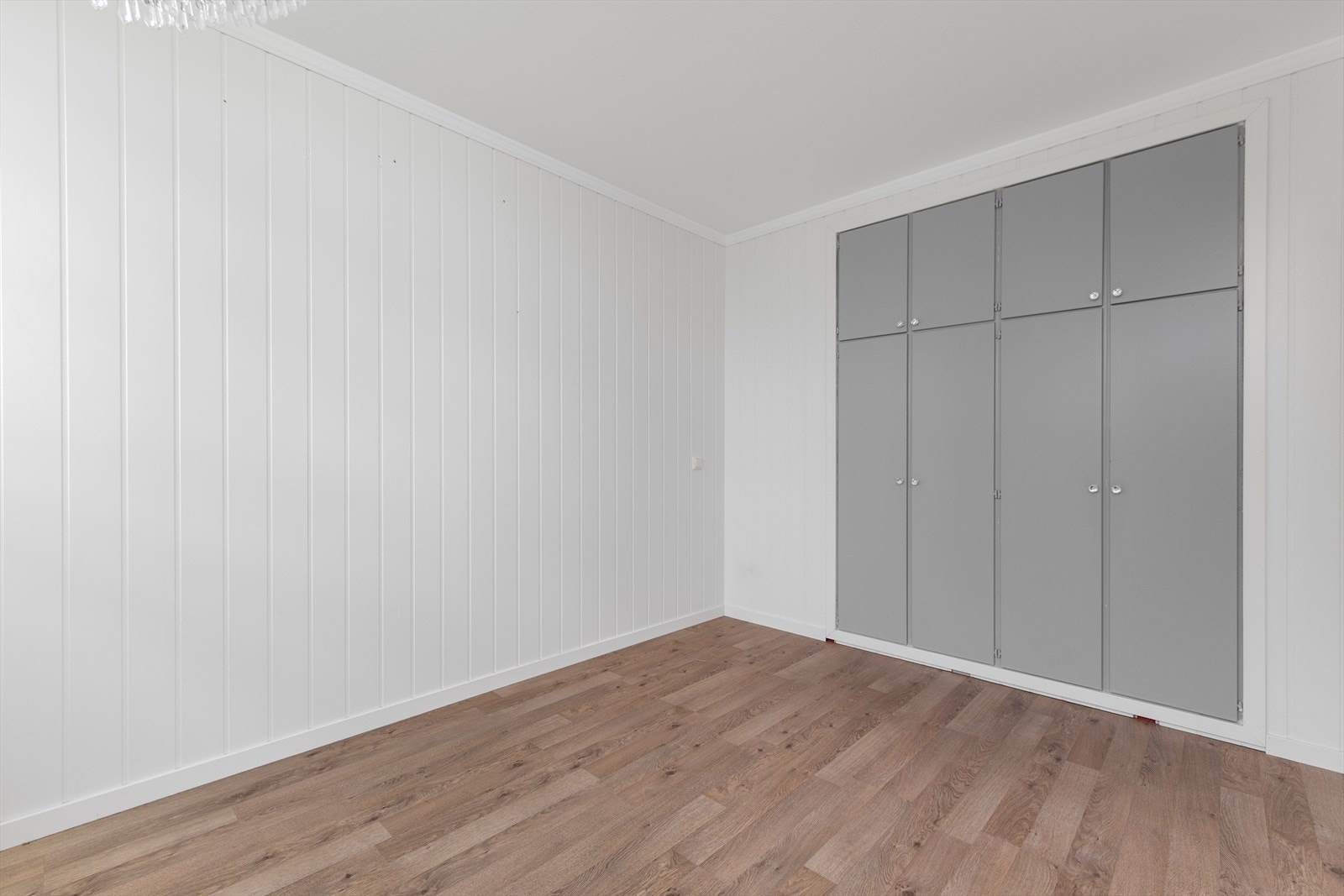 Soverom har garderobeskap. Galleribilde