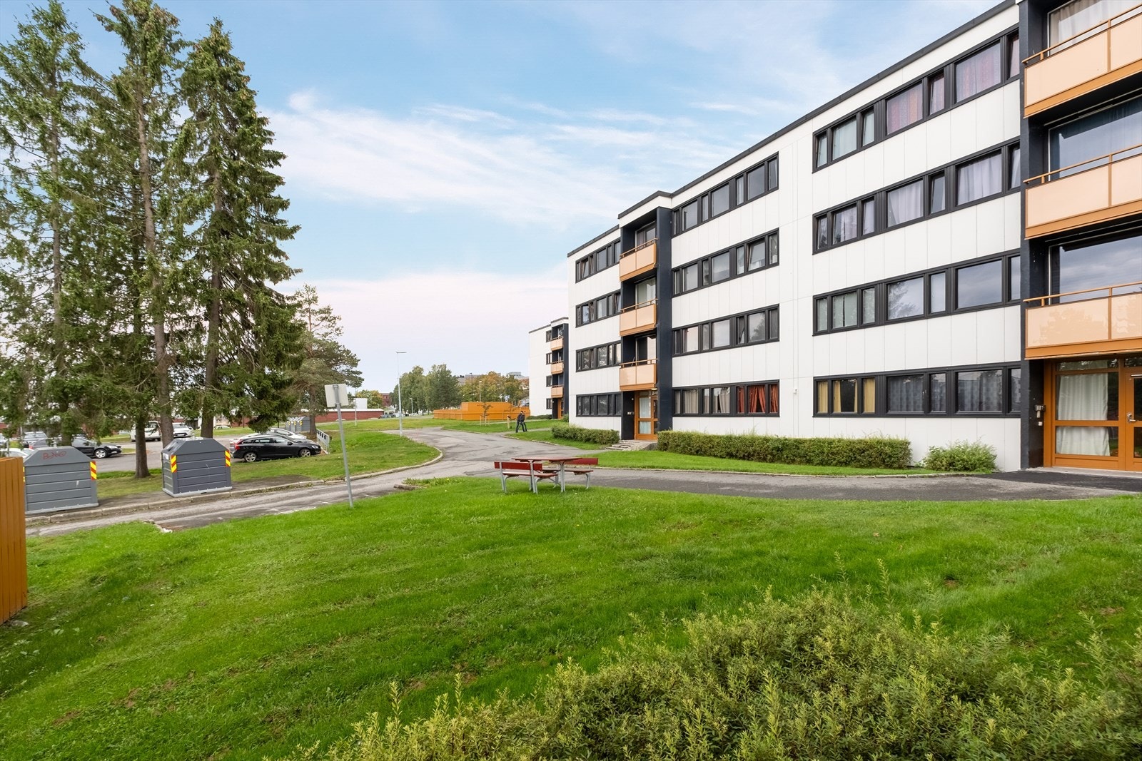 Store grøntarealer rundt boligen. Galleribilde