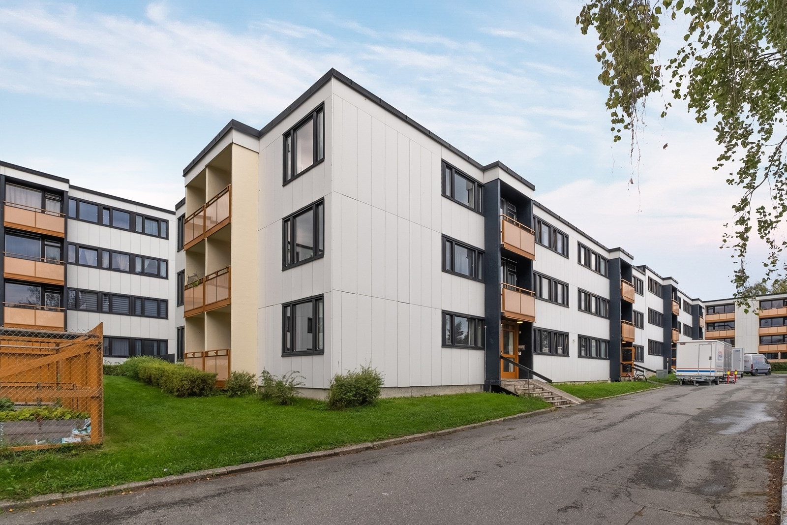 Fasade med veranda på venstre side og inngangsparti på høyre side i bildet. Galleribilde