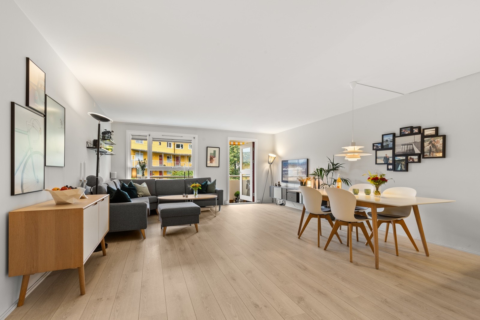 Leiligheten har en lys og romslig stue med god plass til både spisestue og sofagruppe. Galleribilde