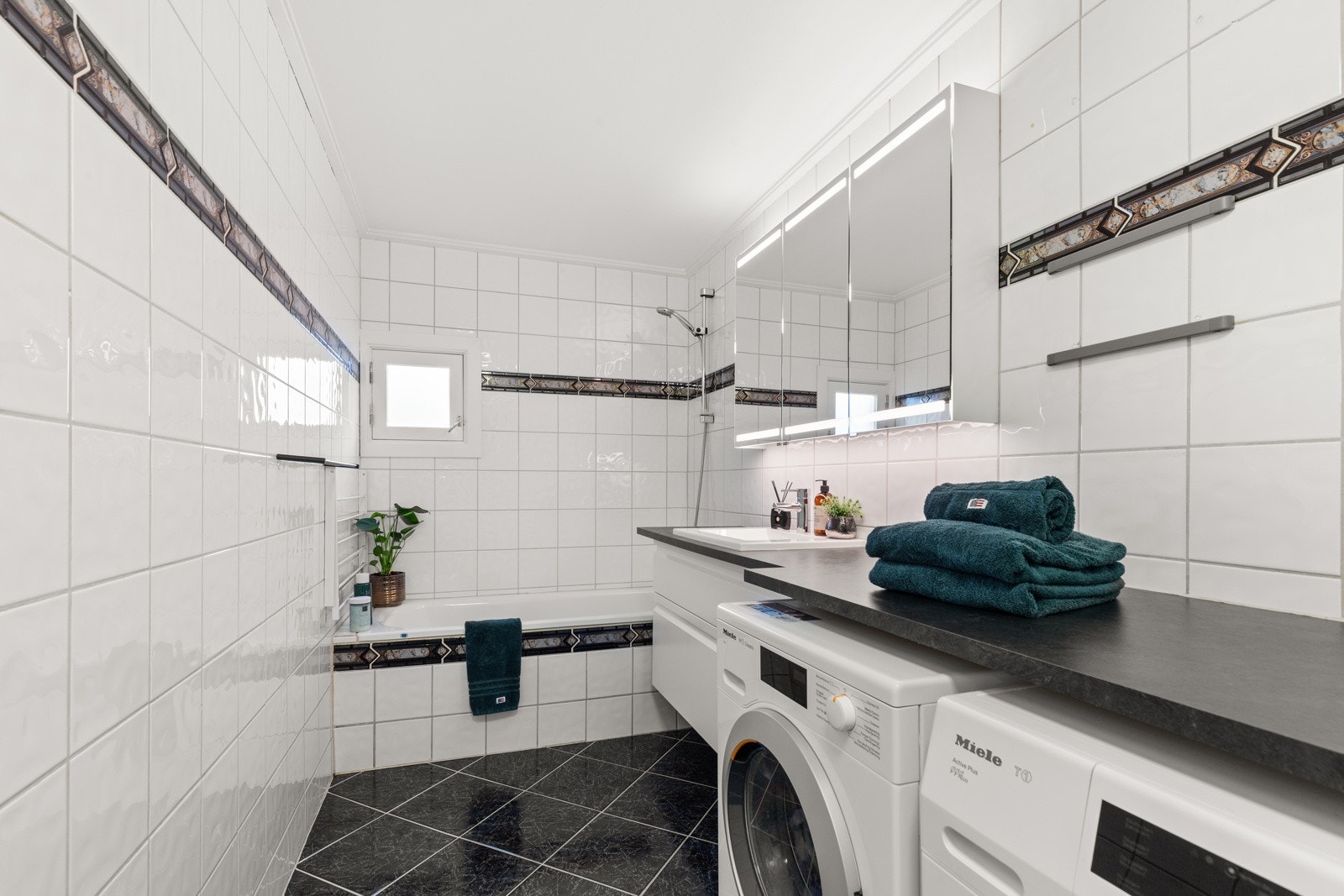 Bad med både dusj og badekar. Galleribilde