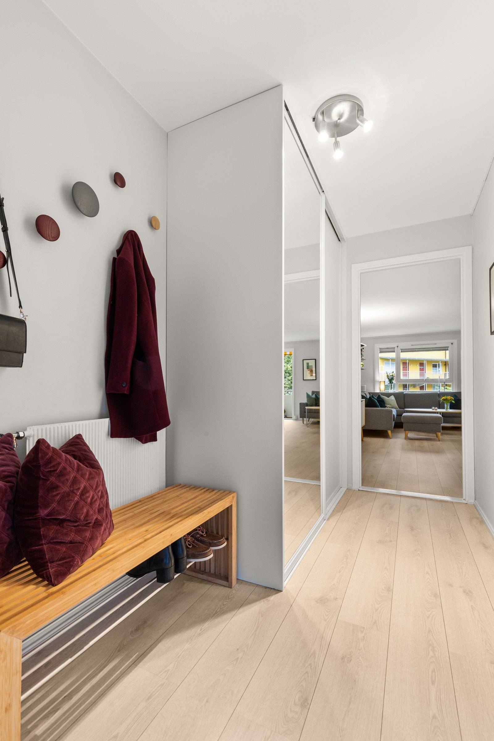Gang med garderobeskap og god plass til yttertøy. Galleribilde