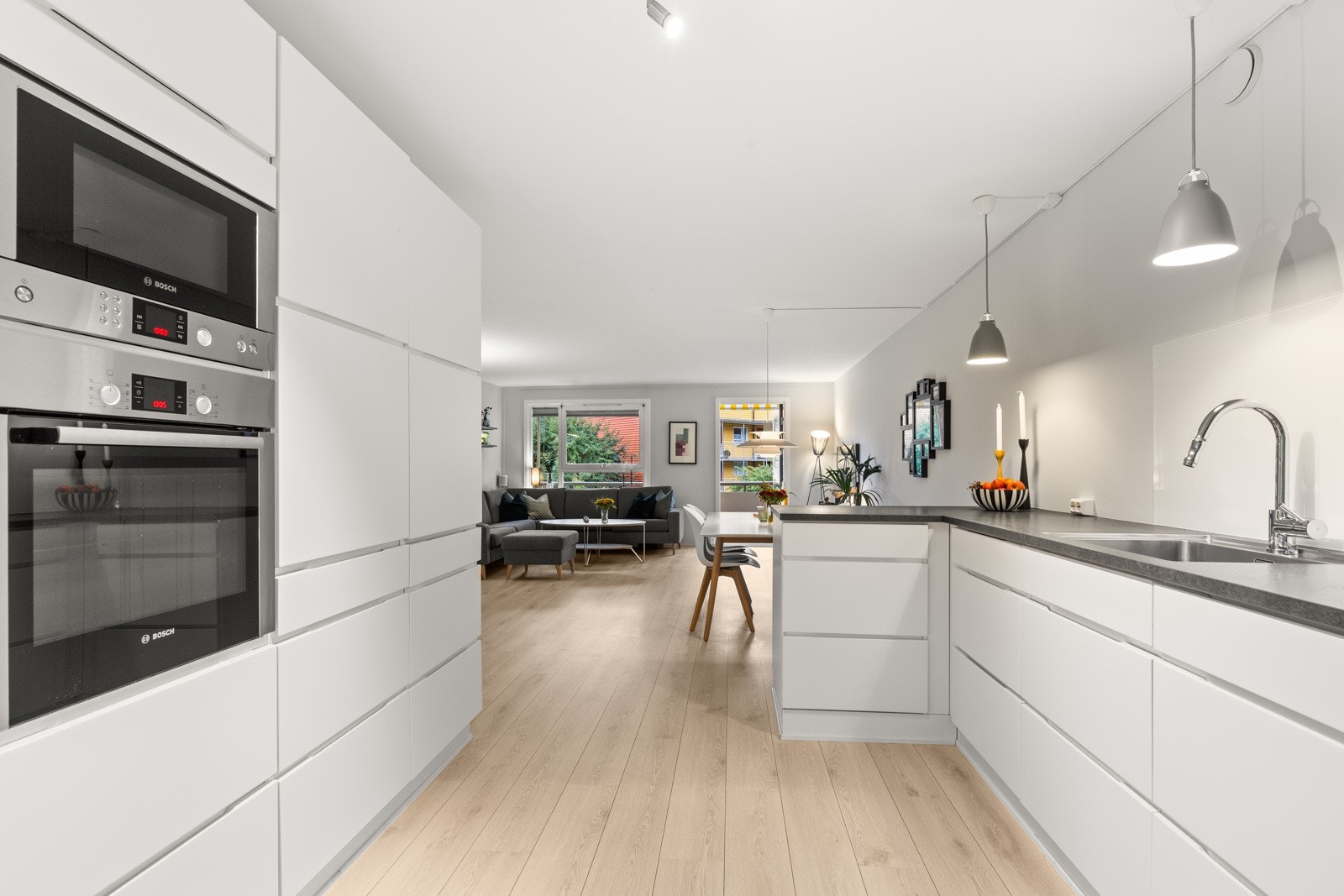 Integrert mikrobølgeovn, stekeovn, induksjonstopp, oppvaskmaskin og kjøl/frys. Galleribilde