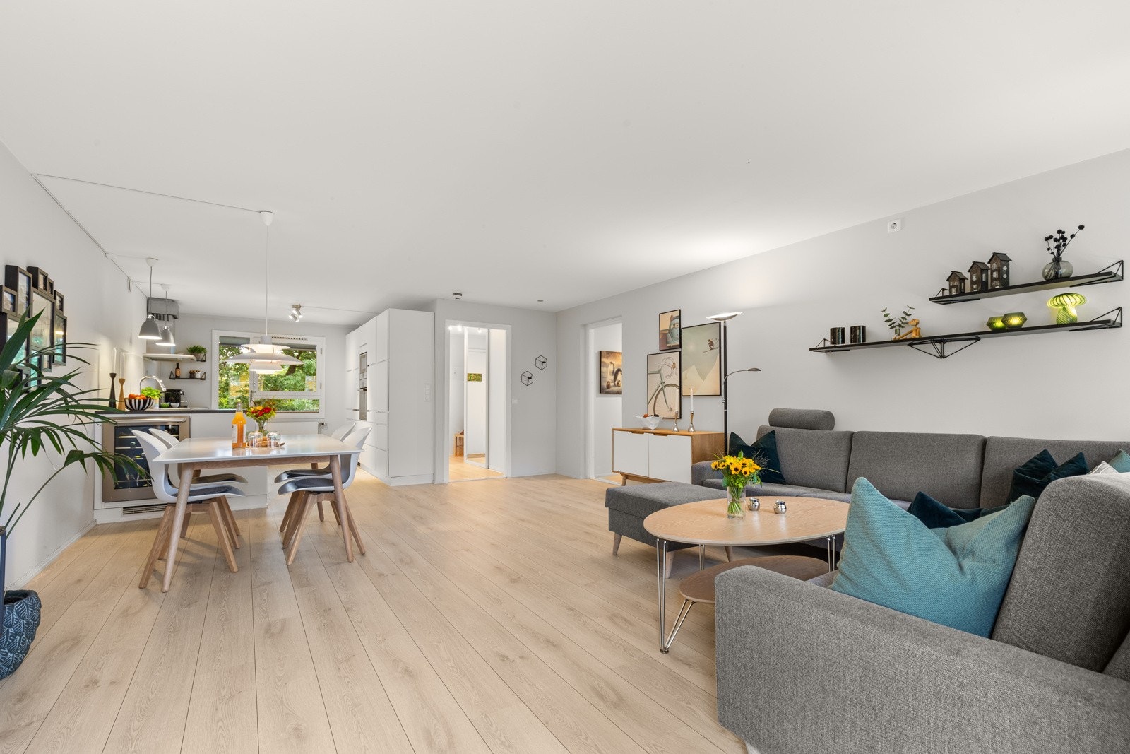 Stue og spisestue. Her er det god plass til å dekke på langbord i selskaper. Galleribilde