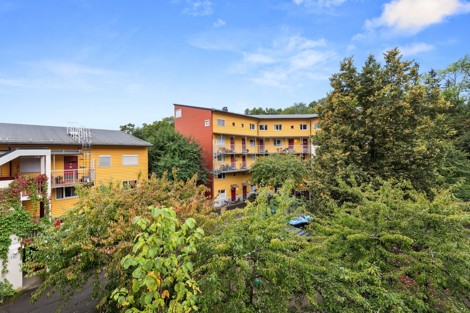 Leiligheten har hyggelig utsyn til tunet. Galleribilde
